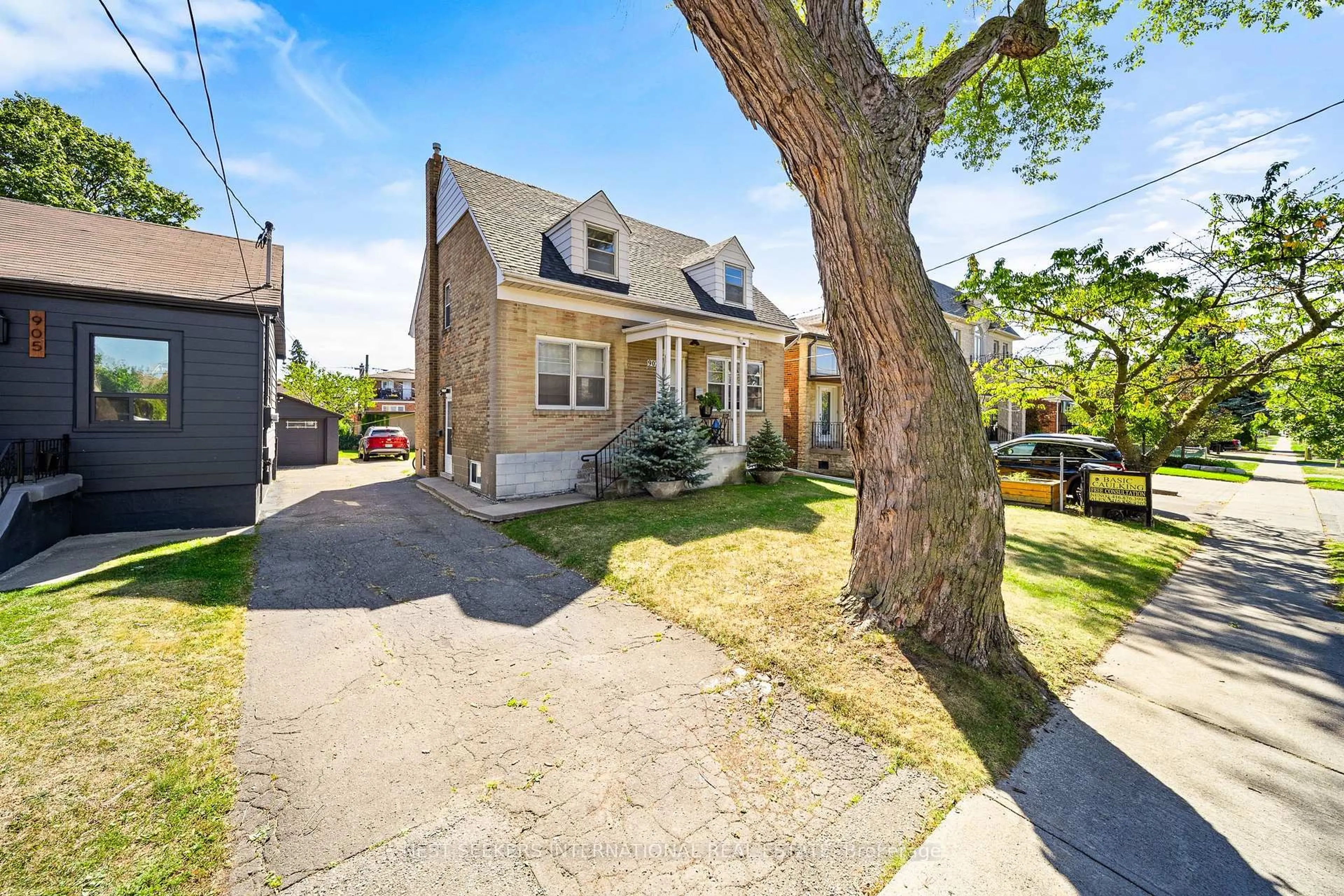 A pic from outside/outdoor area/front of a property/back of a property/a pic from drone, street for 907 Glencairn Ave, Toronto Ontario M6B 2A6