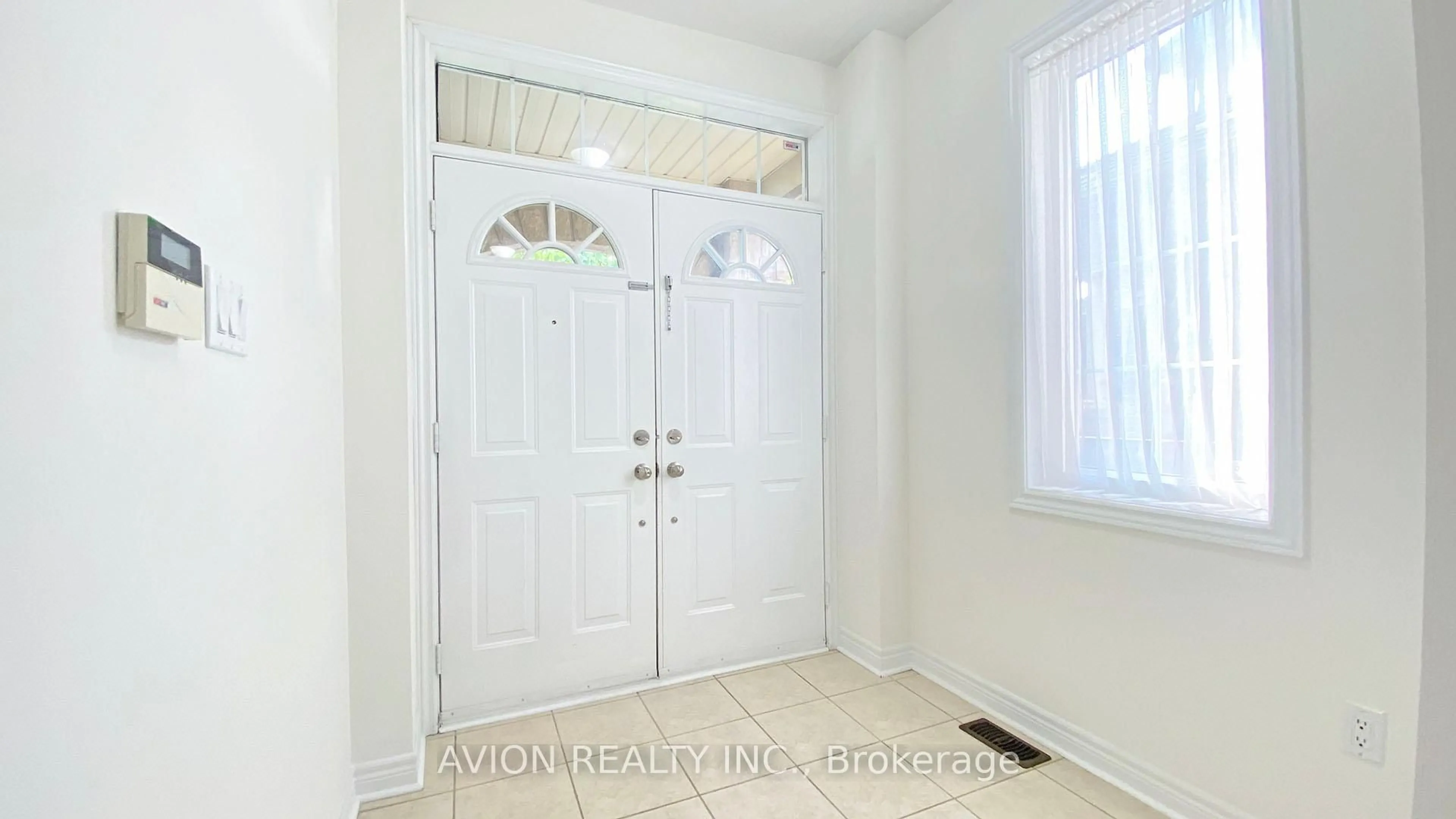 Indoor entryway for 5173 Churchill Meadows Blvd, Mississauga Ontario L5M 8B7