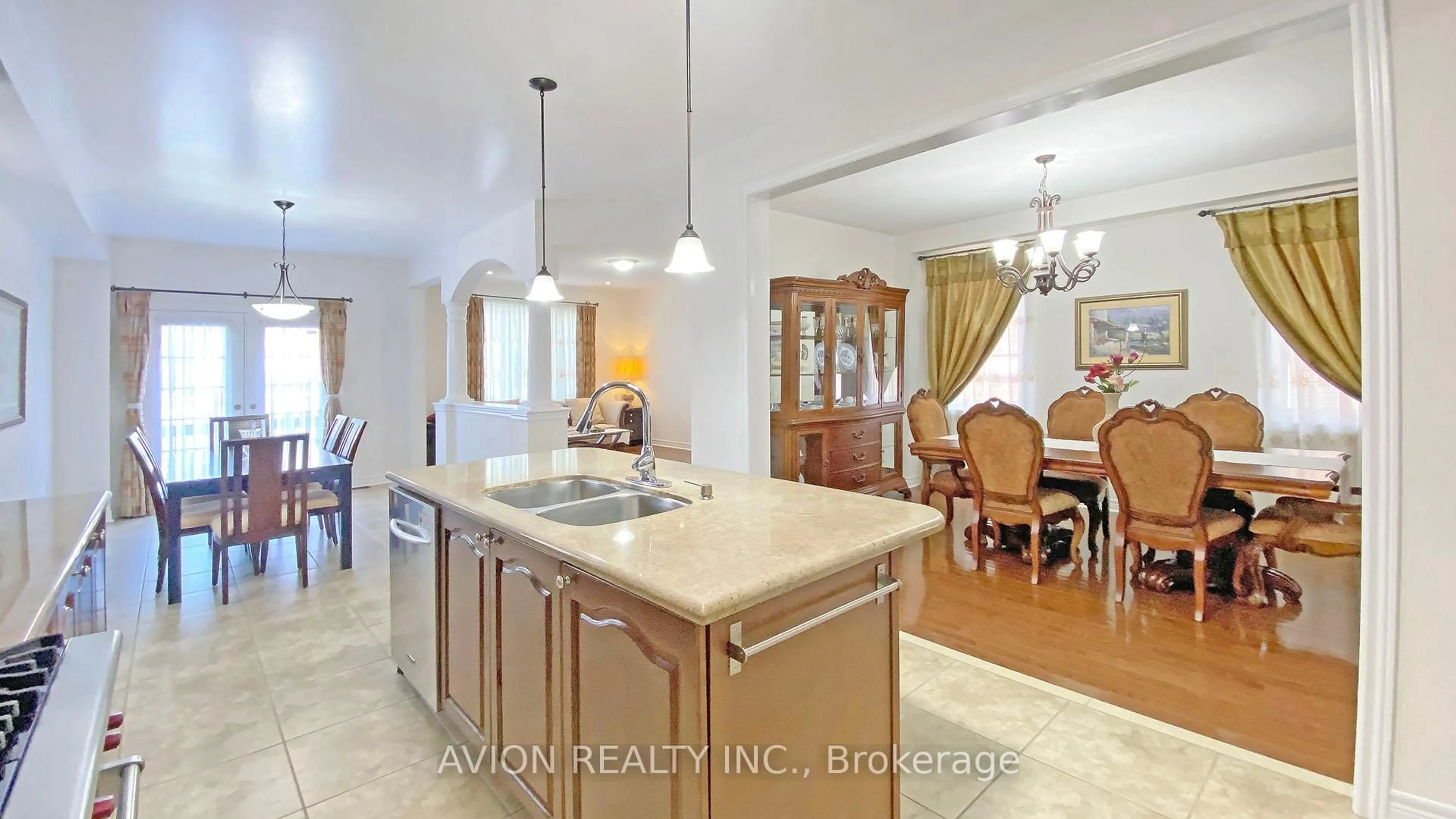 Open concept kitchen, ceramic/tile floor for 5173 Churchill Meadows Blvd, Mississauga Ontario L5M 8B7