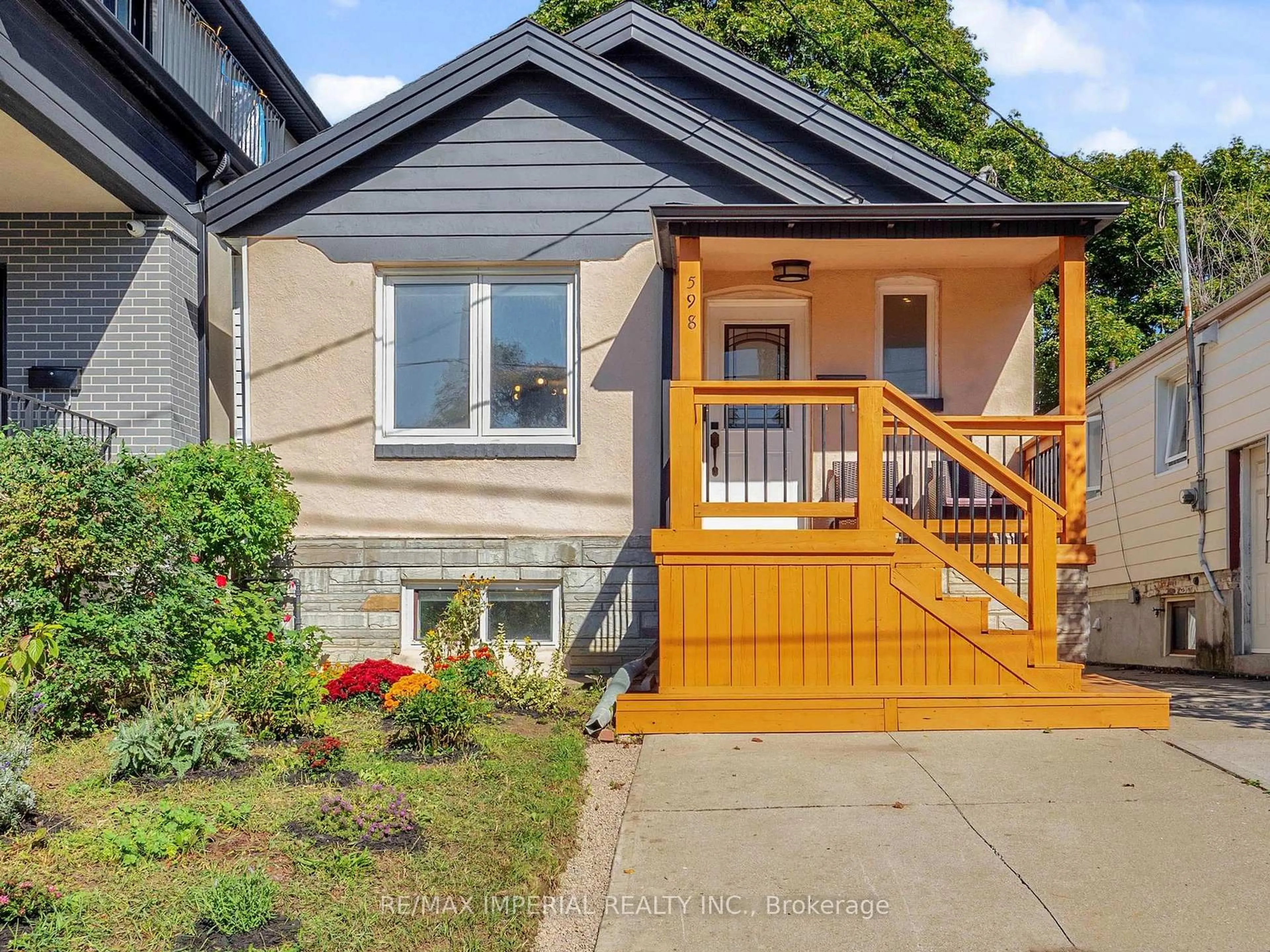 Home with vinyl exterior material, street for 598 Ridelle Ave, Toronto Ontario M6B 1K9