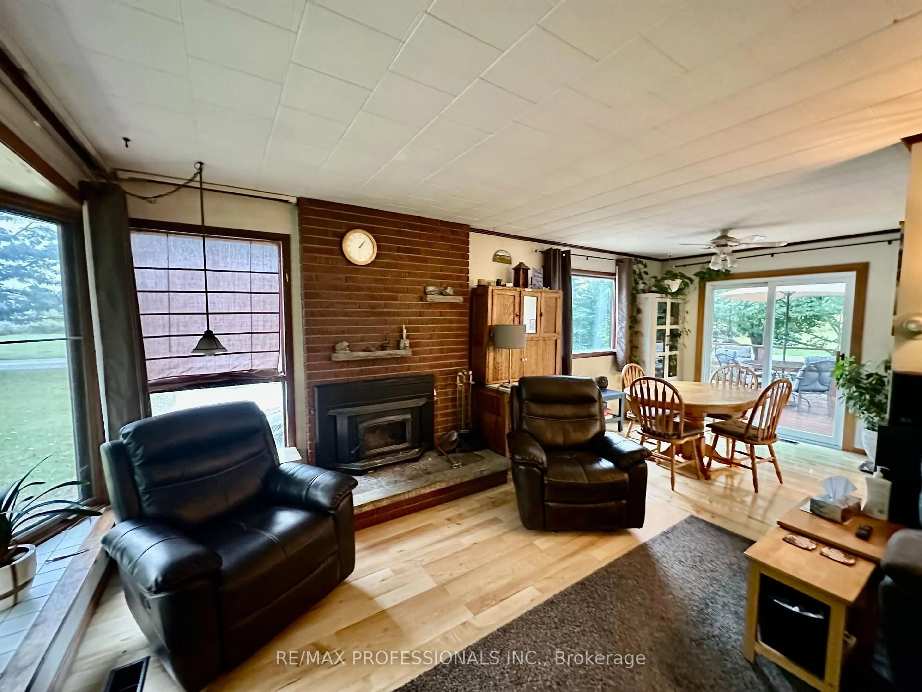 Living room with furniture, wood/laminate floor for 13958 Trafalgar Rd, Halton Hills Ontario L7G 4S4