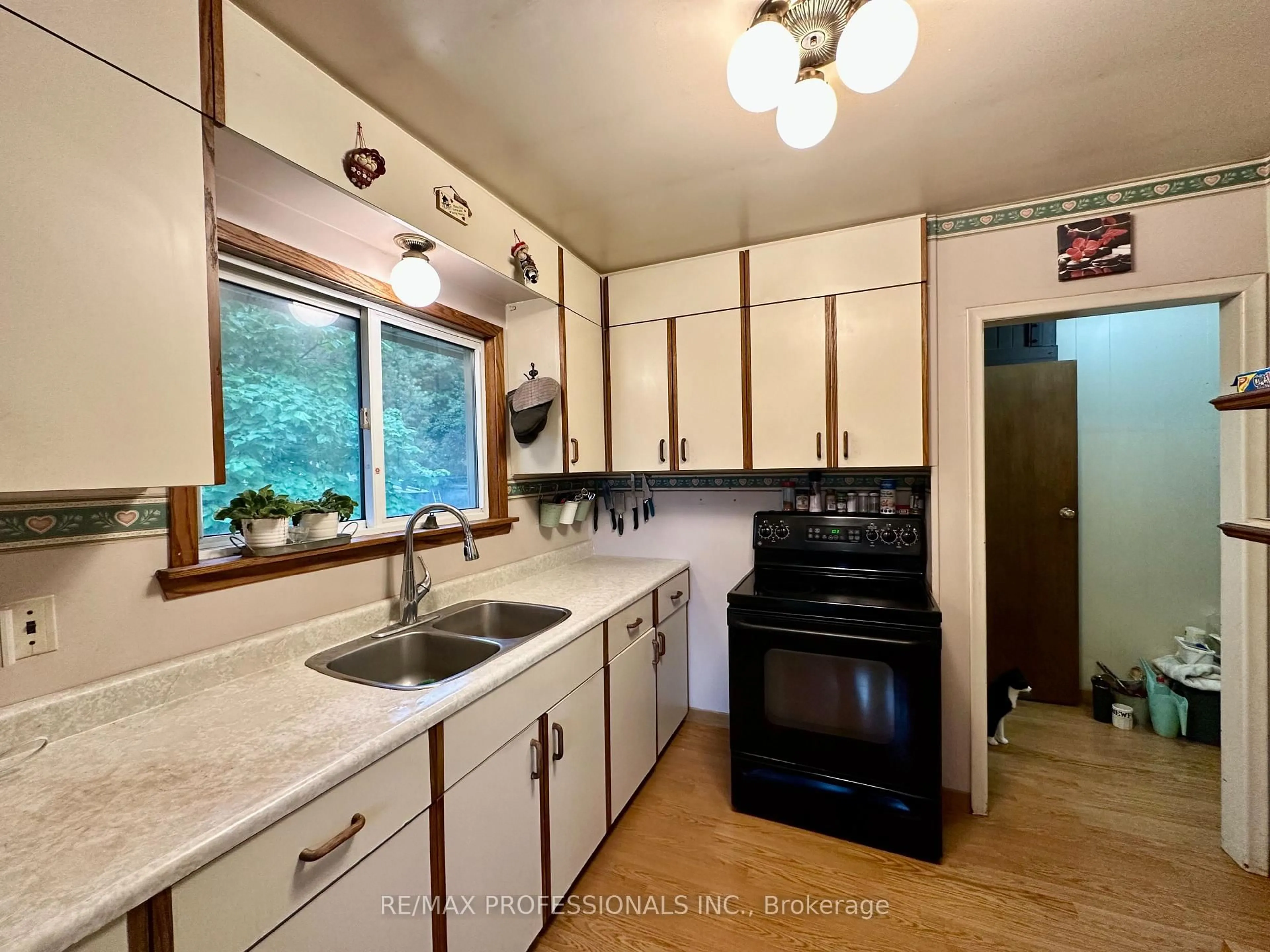 Standard kitchen, unknown for 13958 Trafalgar Rd, Halton Hills Ontario L7G 4S4