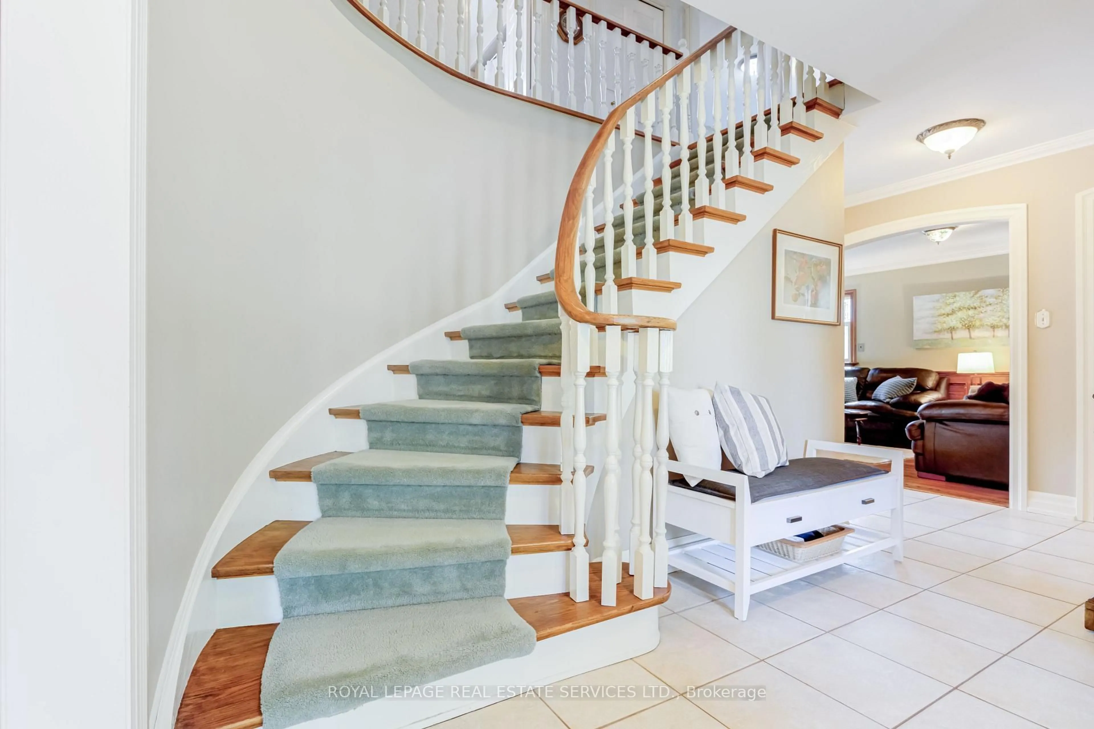 Stairs for 716 Cameron Crt, Mississauga Ontario L5C 3B9