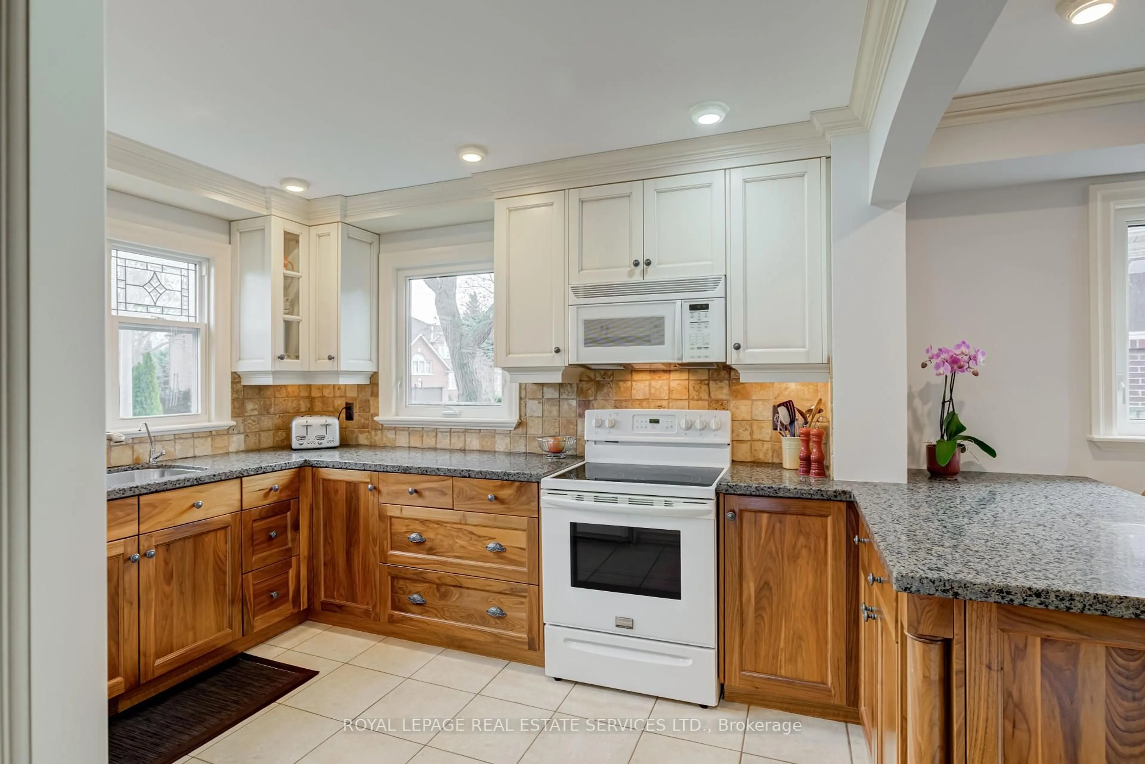 Open concept kitchen, ceramic/tile floor for 716 Cameron Crt, Mississauga Ontario L5C 3B9