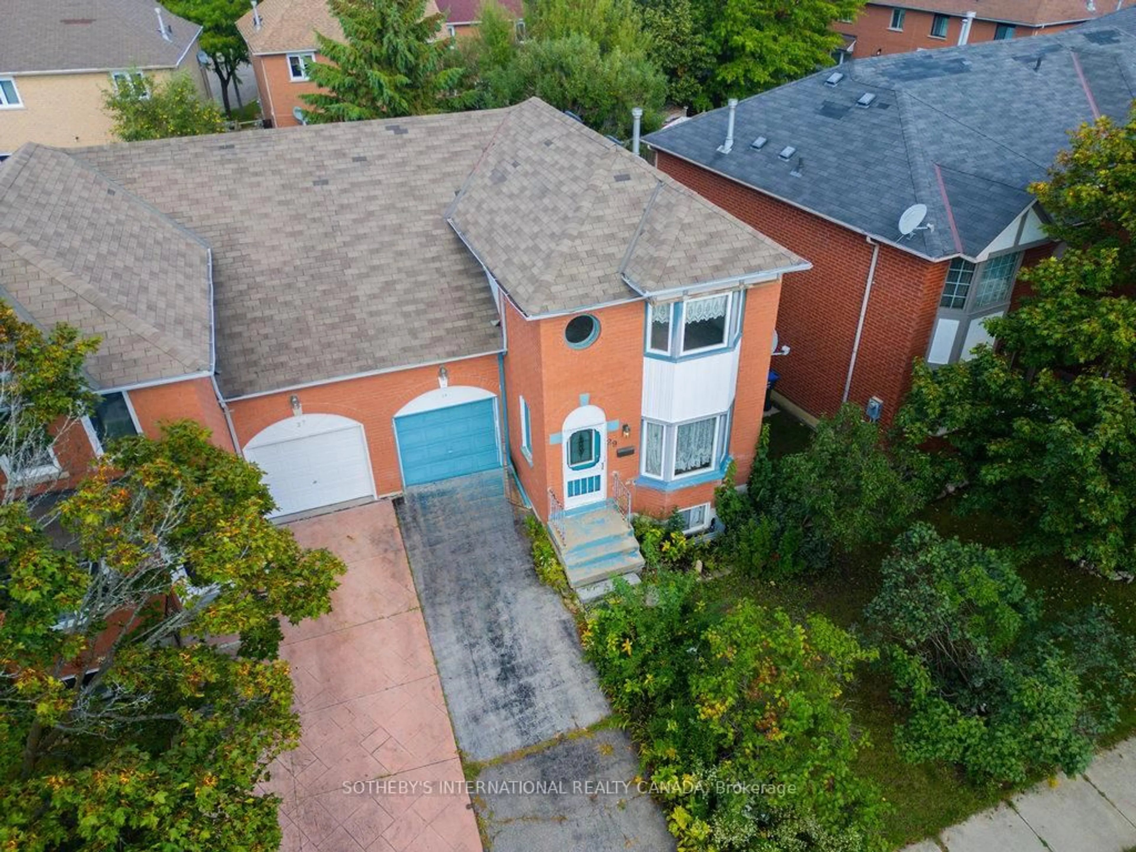 A pic from outside/outdoor area/front of a property/back of a property/a pic from drone, street for 29 Fern Valley Cres, Brampton Ontario L6R 1K7