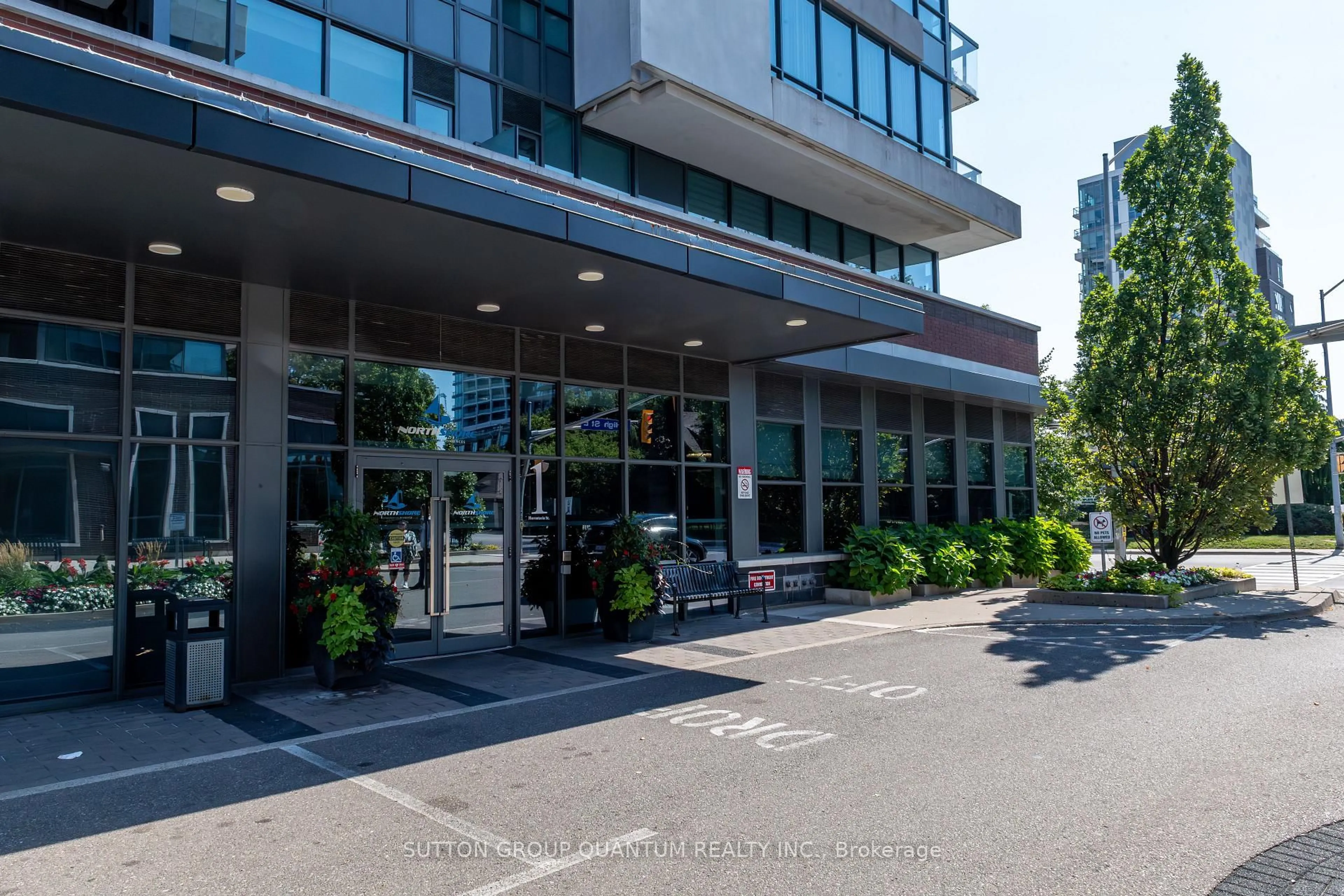 Indoor foyer for 1 Hurontario St #602, Mississauga Ontario L5G 0A3