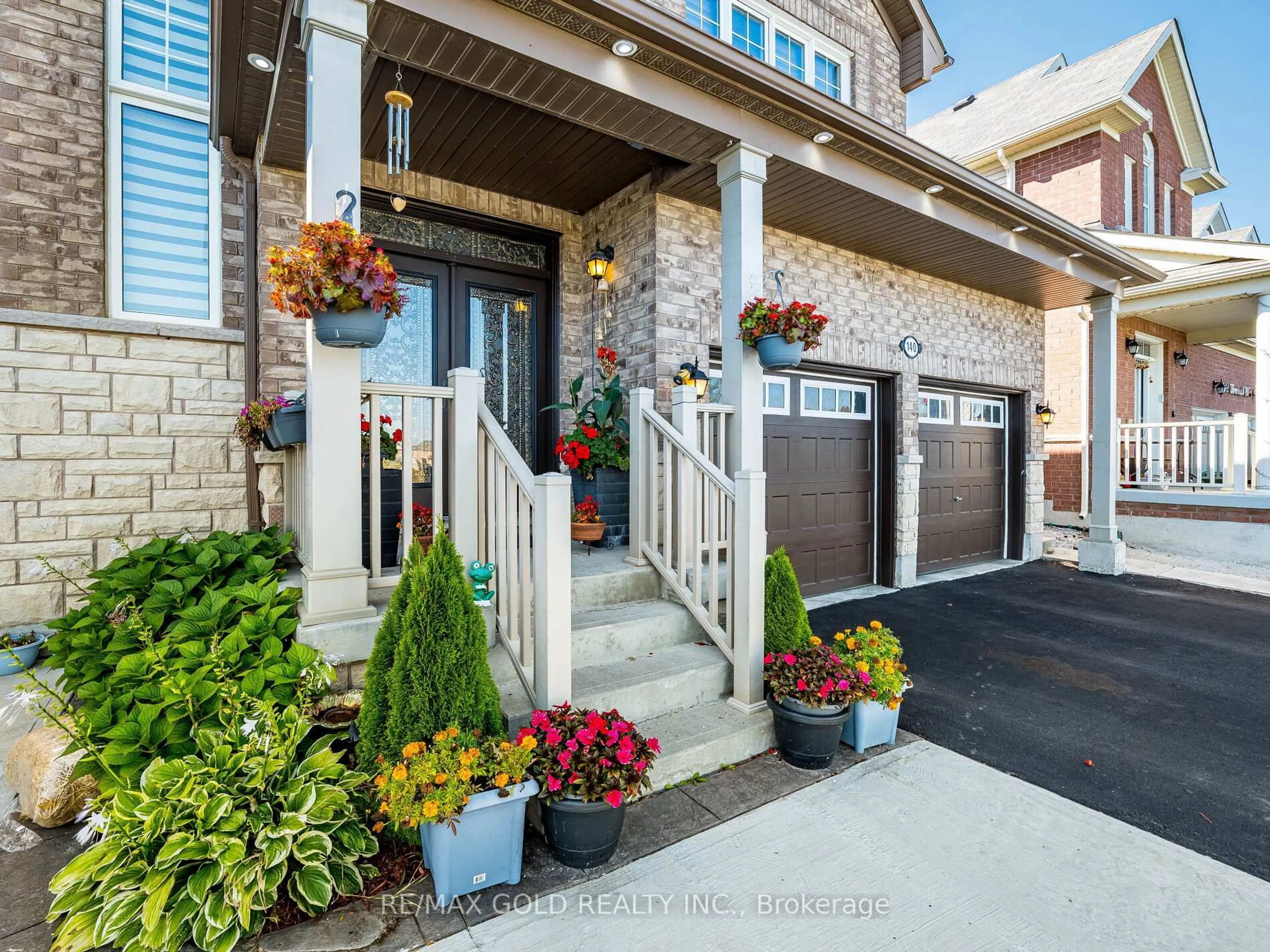 Indoor entryway for 140 Thornbush Blvd, Brampton Ontario L7A 4P6