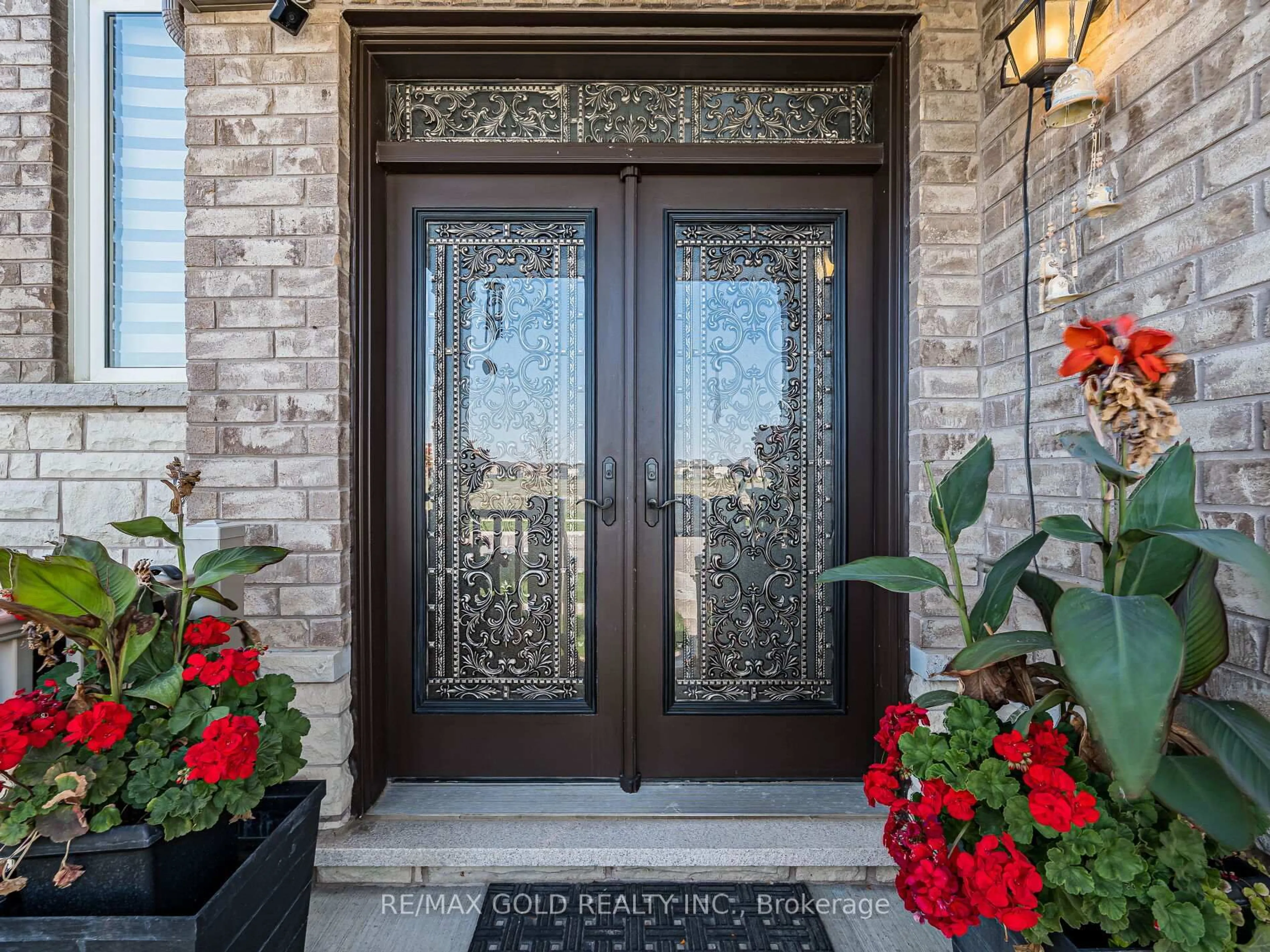 Indoor entryway for 140 Thornbush Blvd, Brampton Ontario L7A 4P6