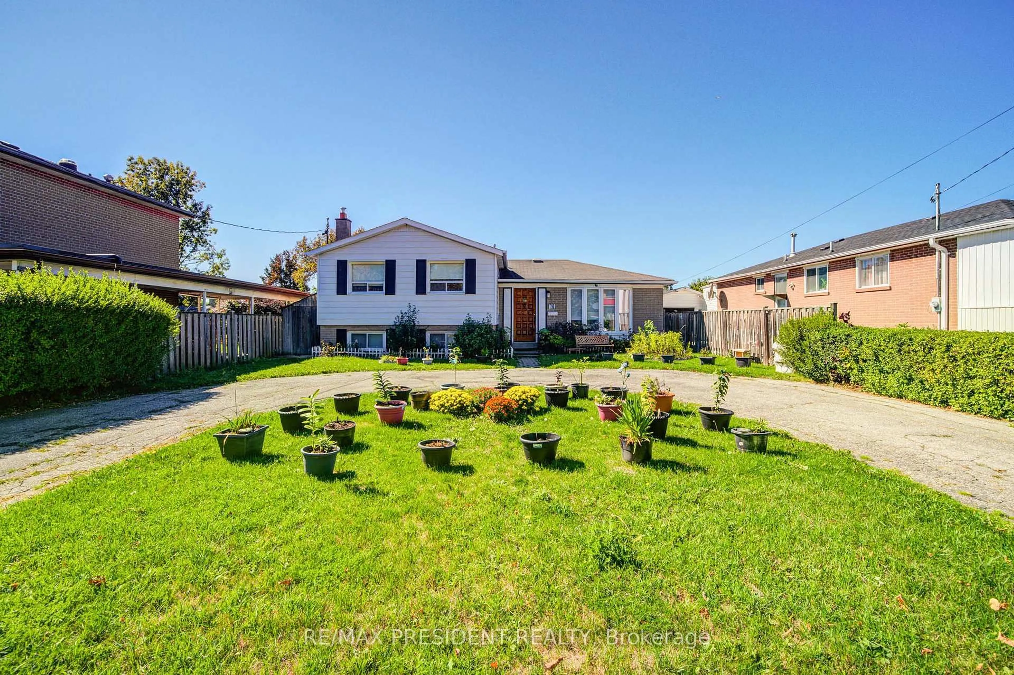 A pic from outside/outdoor area/front of a property/back of a property/a pic from drone, street for 74 Bloomington Cres, Toronto Ontario M3N 1R1
