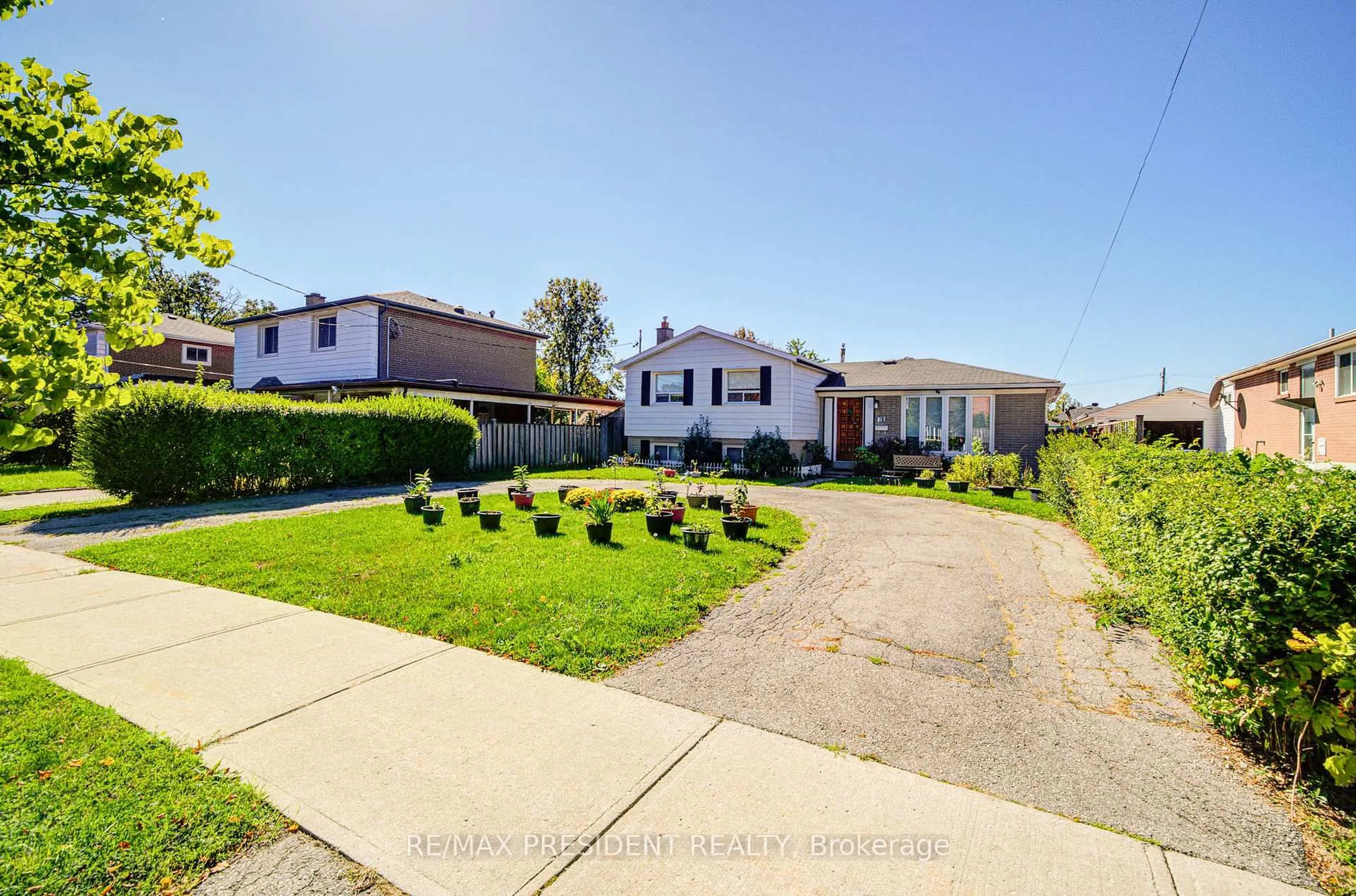 A pic from outside/outdoor area/front of a property/back of a property/a pic from drone, street for 74 Bloomington Cres, Toronto Ontario M3N 1R1