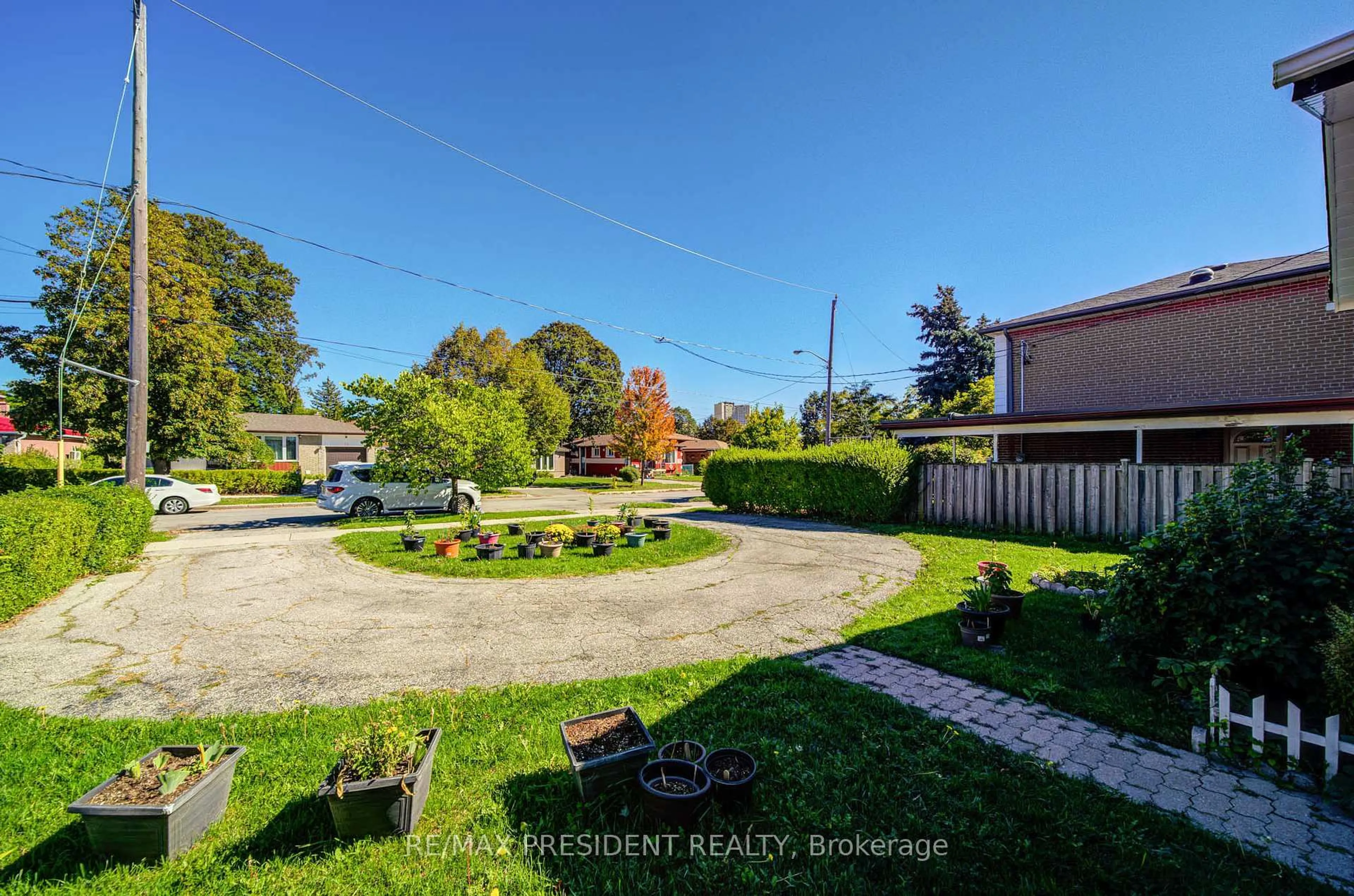 A pic from outside/outdoor area/front of a property/back of a property/a pic from drone, street for 74 Bloomington Cres, Toronto Ontario M3N 1R1