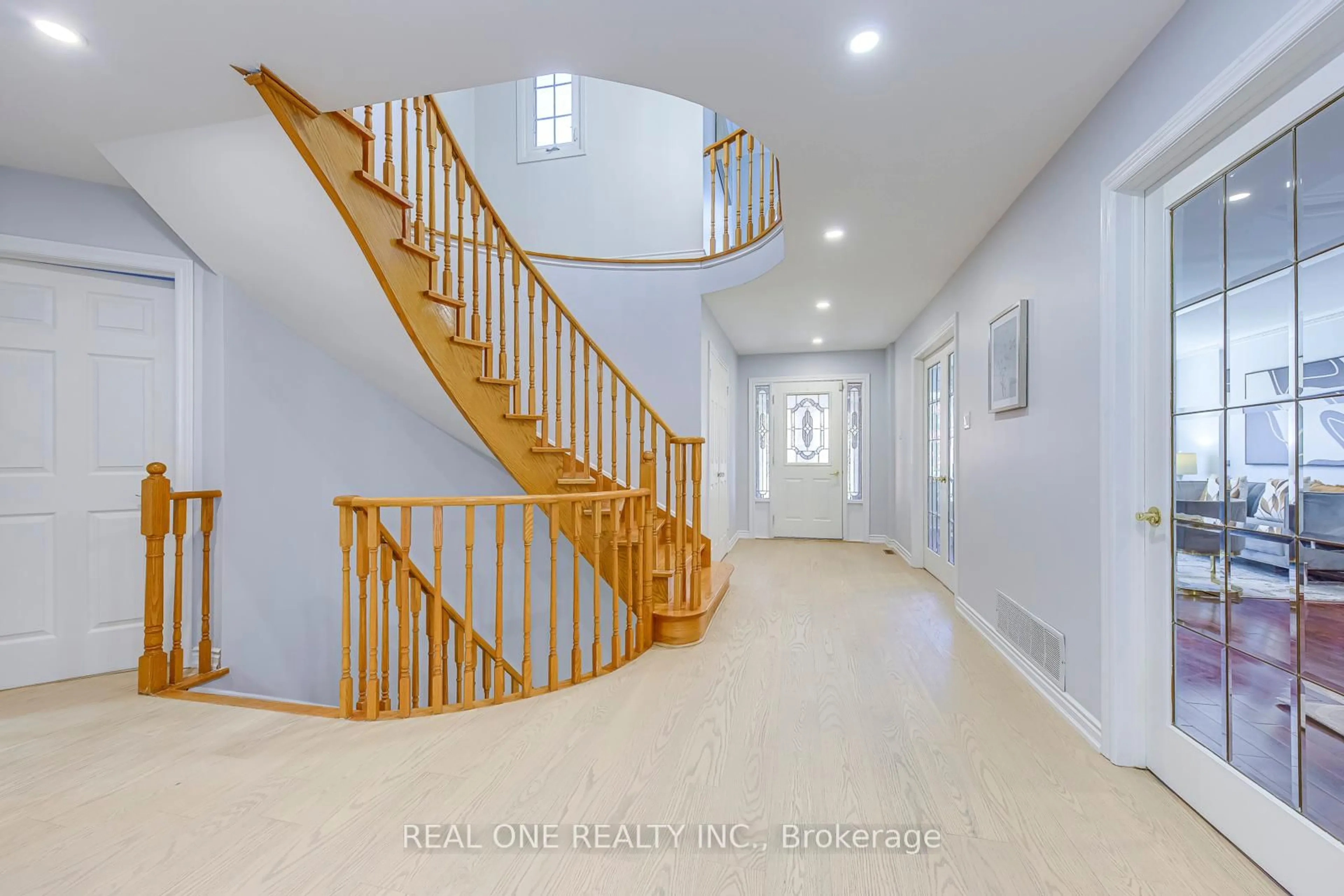 Indoor foyer for 403 Glenashton Dr, Oakville Ontario L6H 4V7
