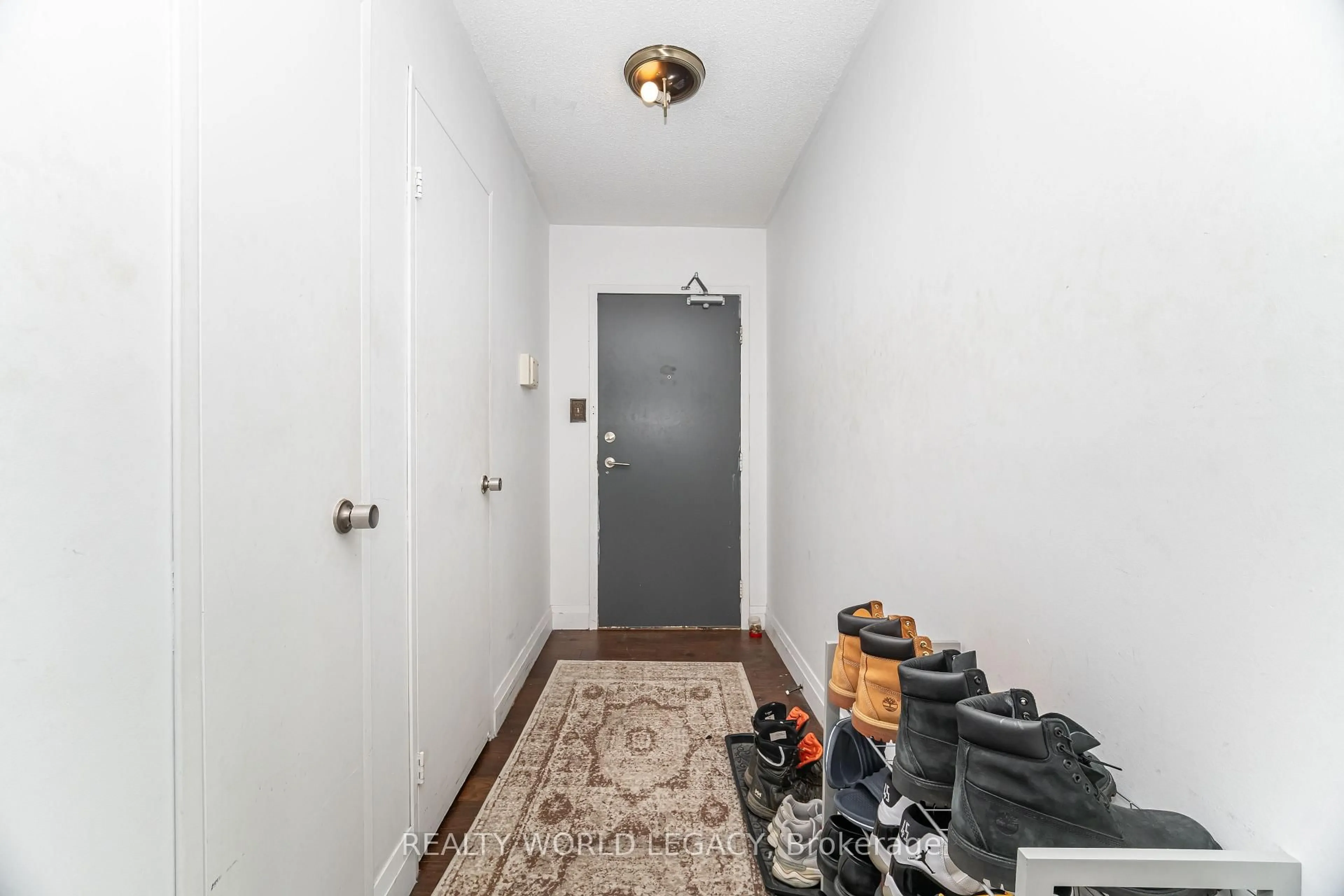 Indoor entryway for 1580 Mississauga Valley Blvd #1901, Mississauga Ontario L5A 3T8
