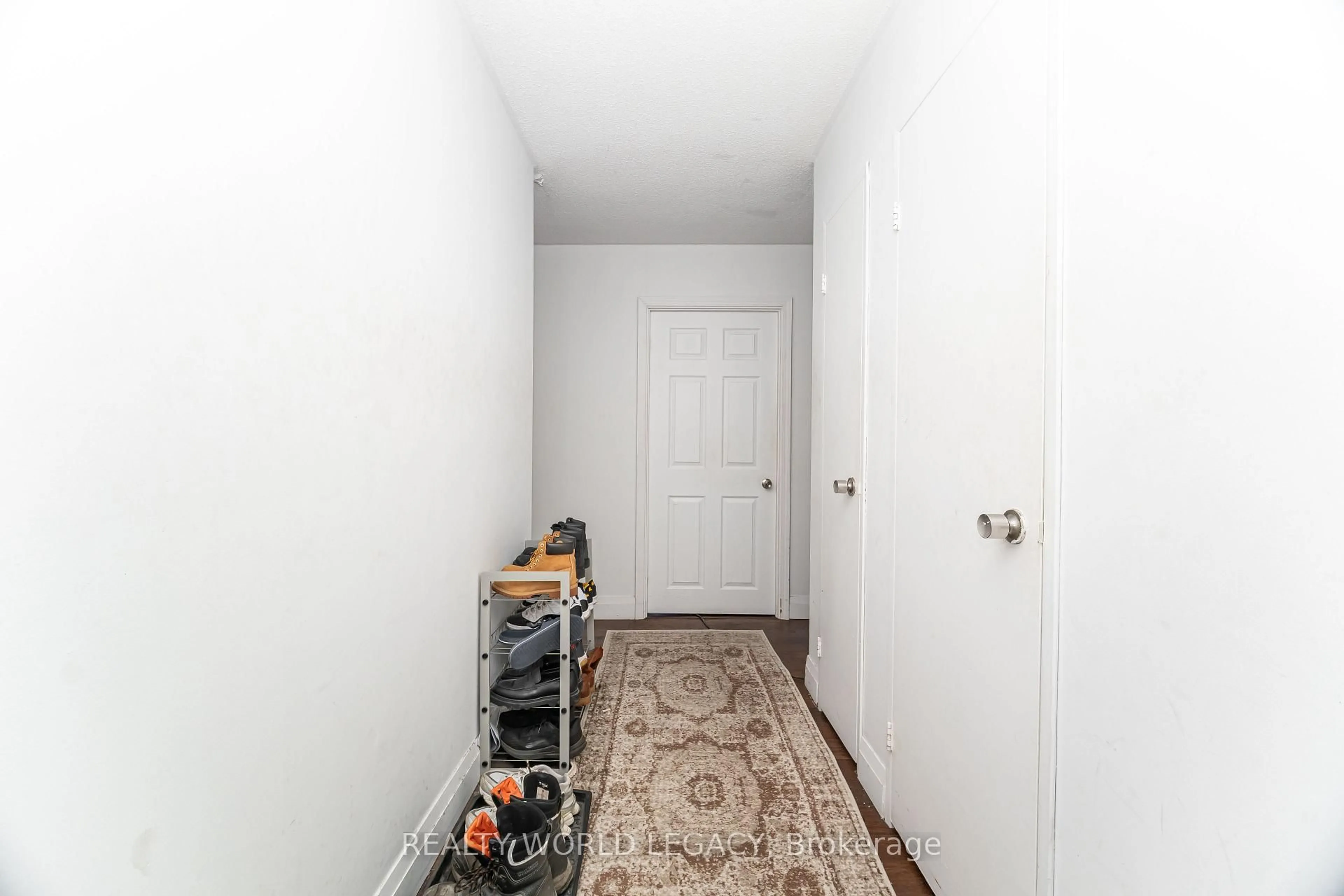 Indoor entryway for 1580 Mississauga Valley Blvd #1901, Mississauga Ontario L5A 3T8