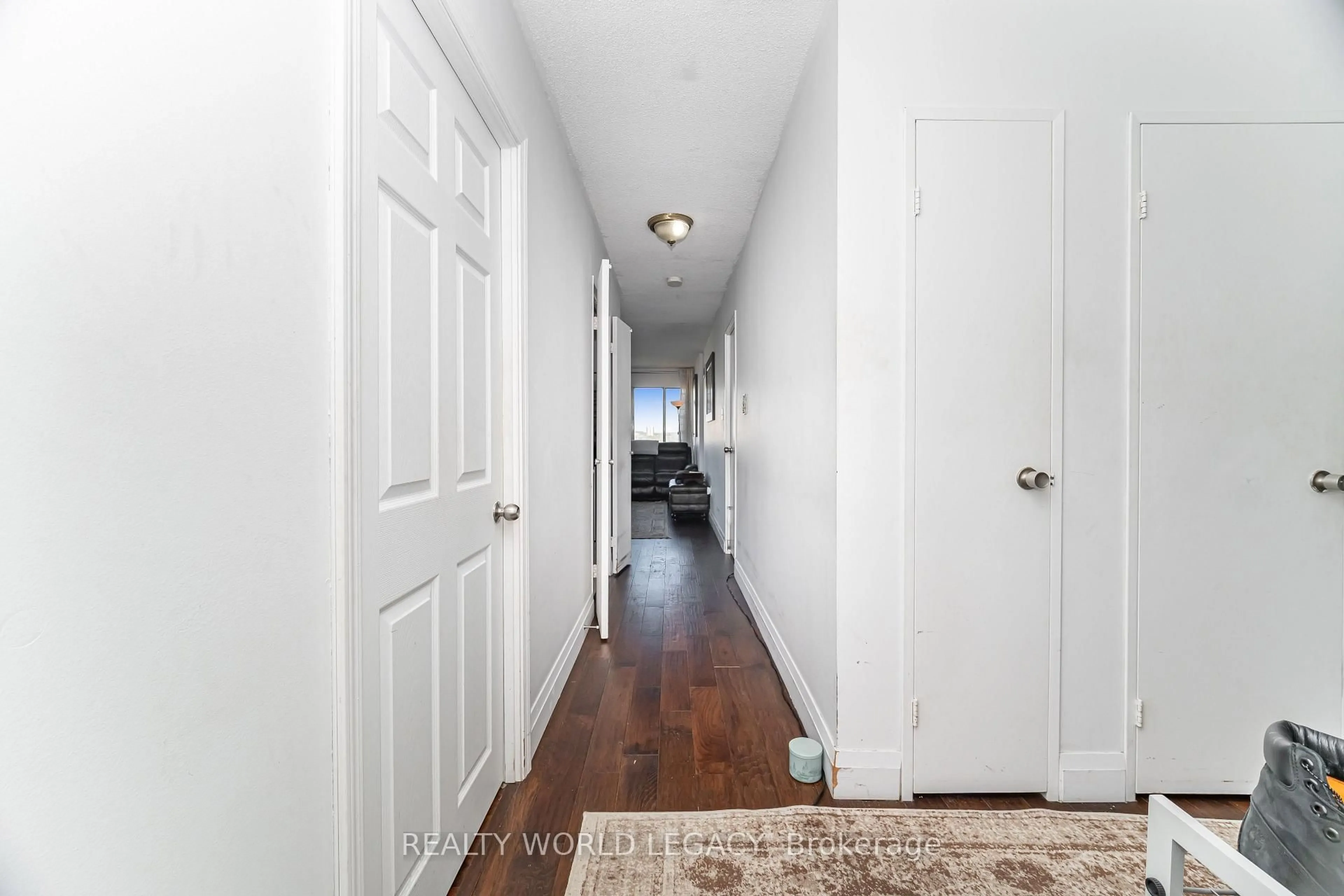 Indoor entryway for 1580 Mississauga Valley Blvd #1901, Mississauga Ontario L5A 3T8