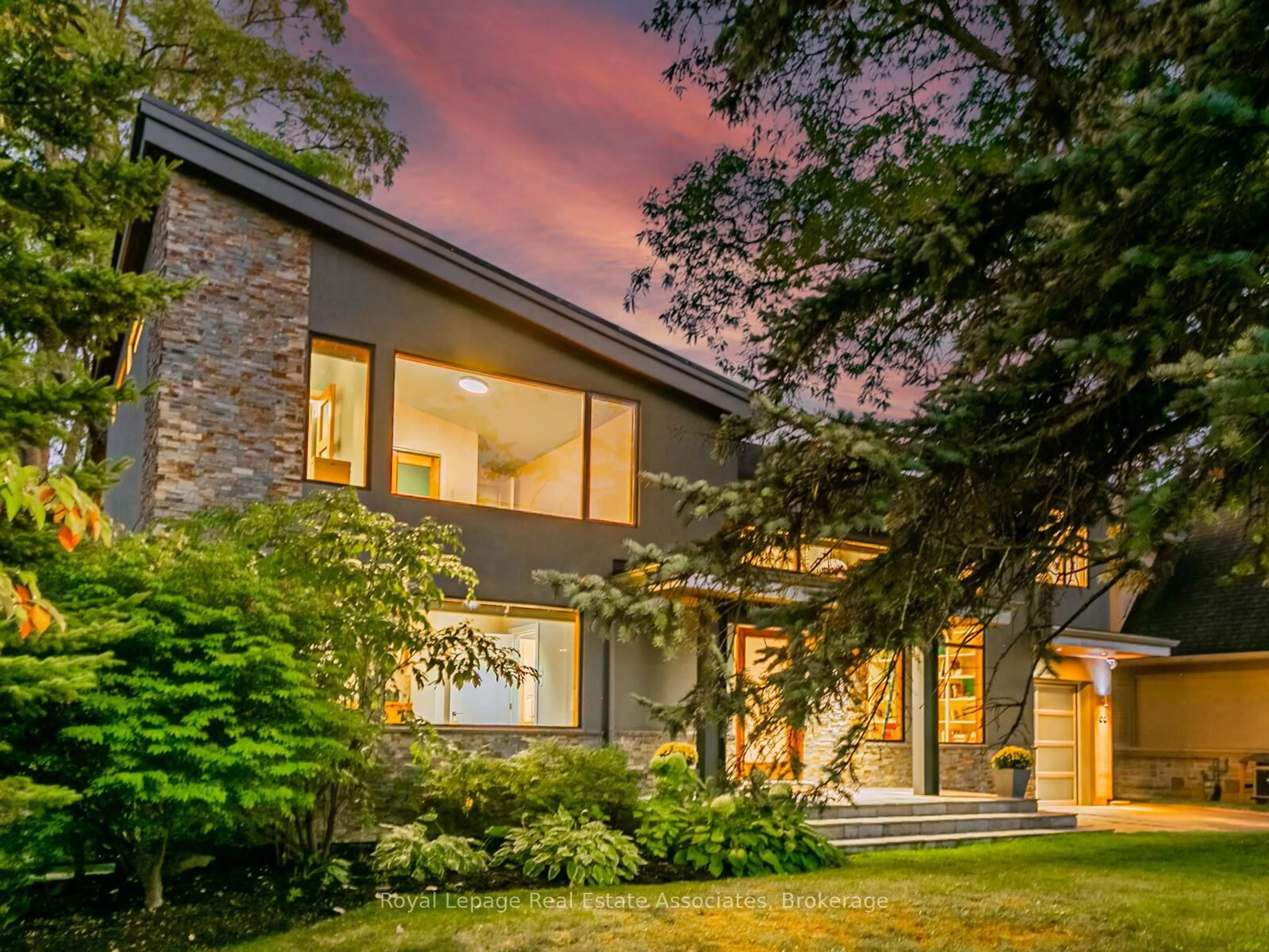 Home with brick exterior material, unknown for 66 Inglewood Dr, Mississauga Ontario L5G 1X6