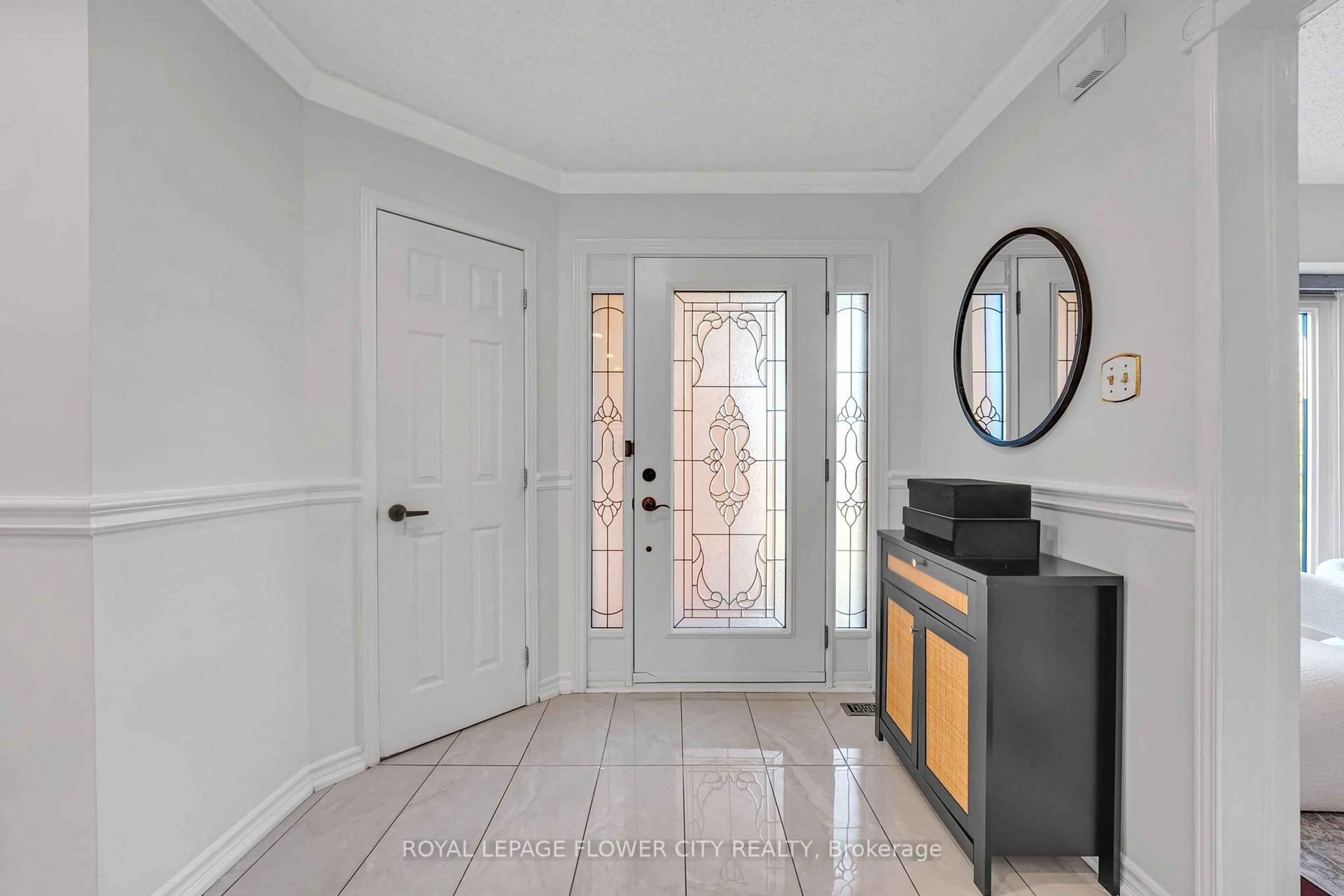 Indoor entryway for 3278 Waxwing Dr, Mississauga Ontario L5N 5X9