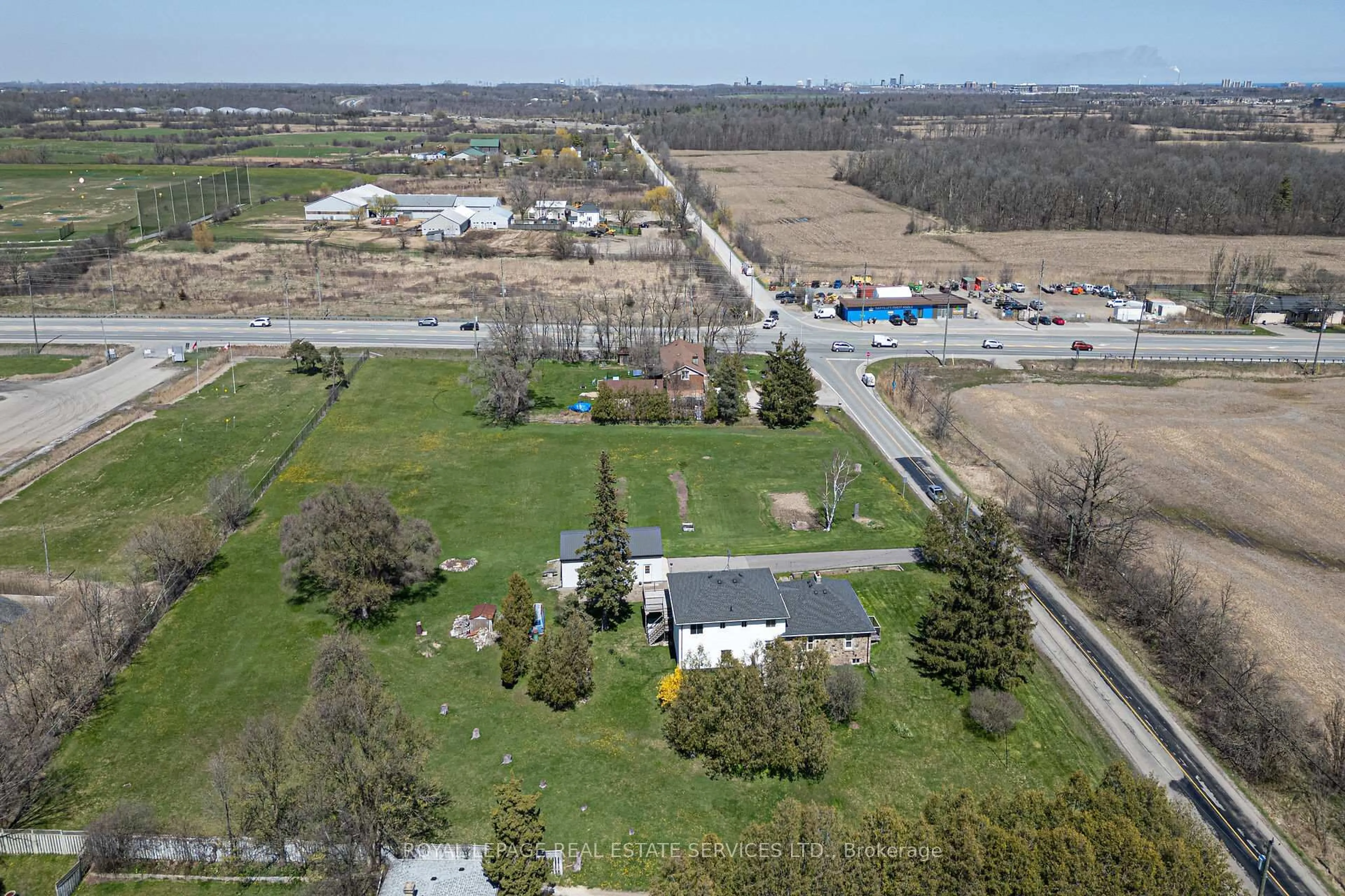 A pic from outside/outdoor area/front of a property/back of a property/a pic from drone, street for 3029 Burnhamthorpe Rd, Milton Ontario L9T 5S2