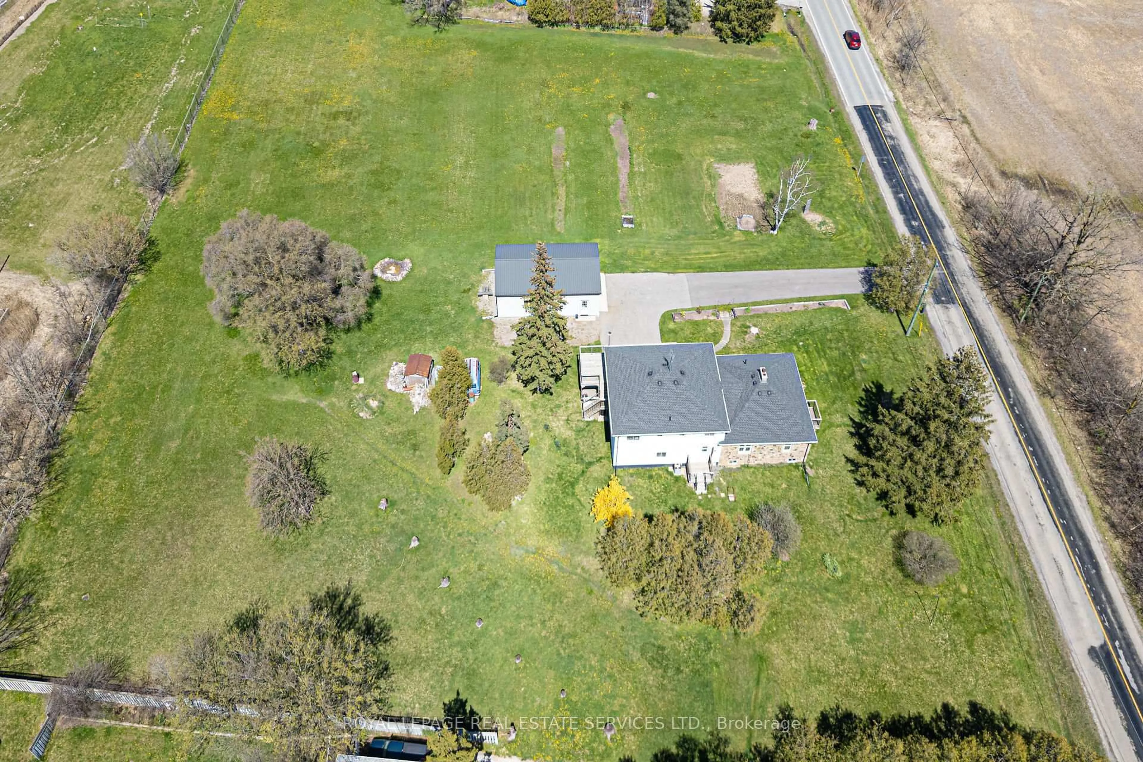 A pic from outside/outdoor area/front of a property/back of a property/a pic from drone, unknown for 3029 Burnhamthorpe Rd, Milton Ontario L9T 5S2
