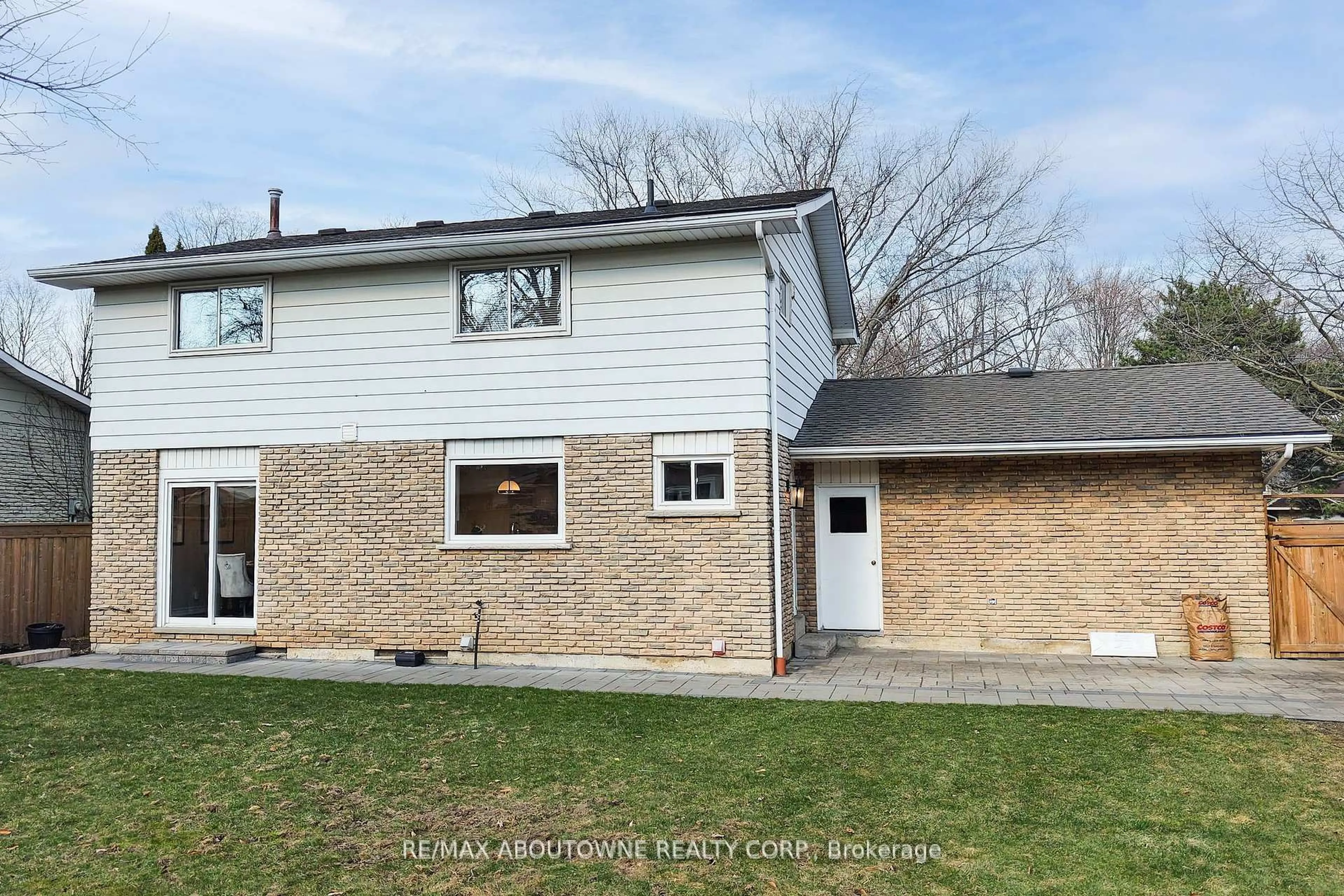 Home with vinyl exterior material, street for 434 BROOKMILL Rd, Oakville Ontario L6J 5K5