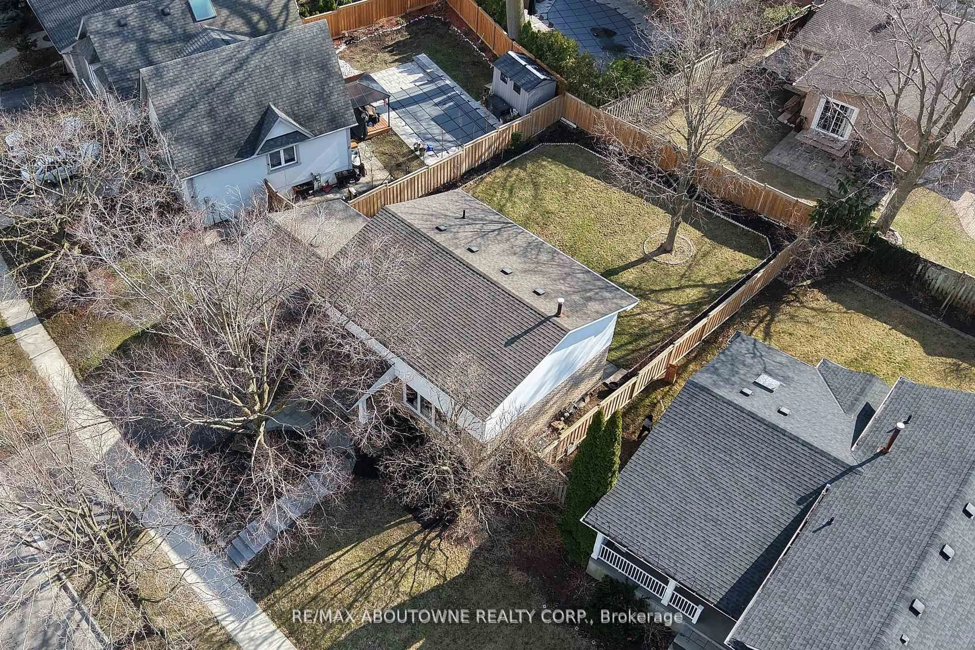 A pic from outside/outdoor area/front of a property/back of a property/a pic from drone, unknown for 434 BROOKMILL Rd, Oakville Ontario L6J 5K5