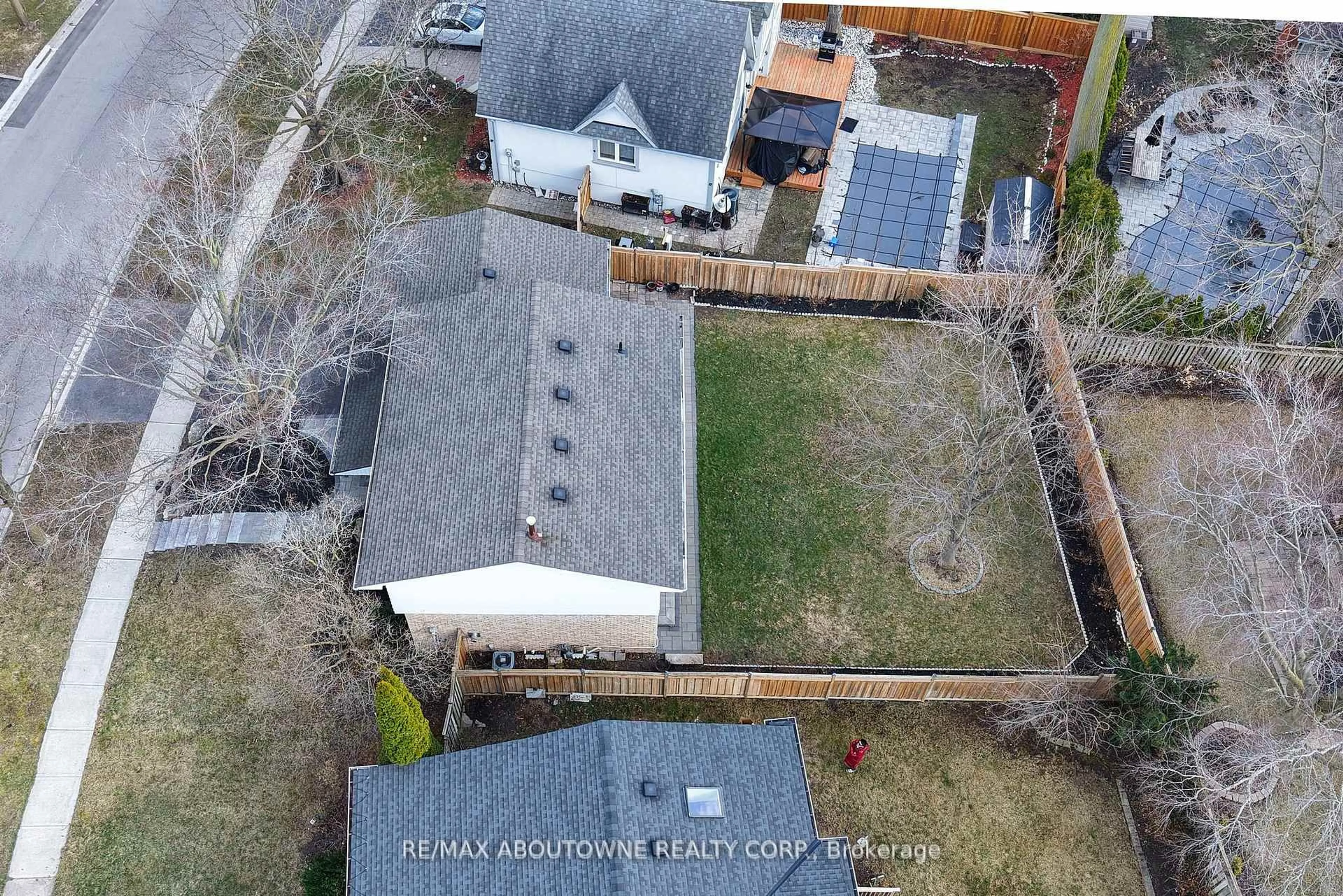 A pic from outside/outdoor area/front of a property/back of a property/a pic from drone, building for 434 BROOKMILL Rd, Oakville Ontario L6J 5K5