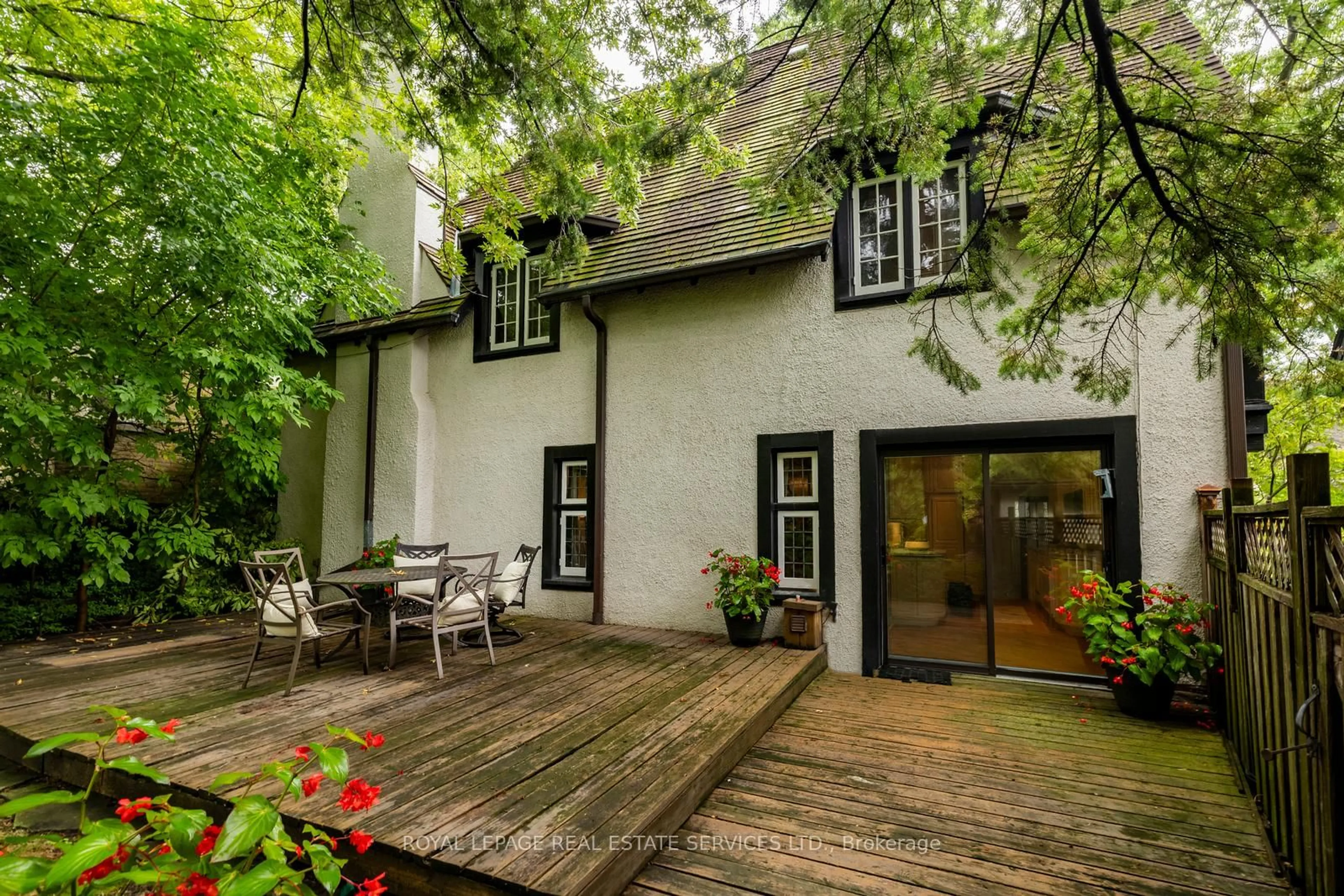 Patio, street for 18 Queen Marys Dr, Toronto Ontario M8X 1S2