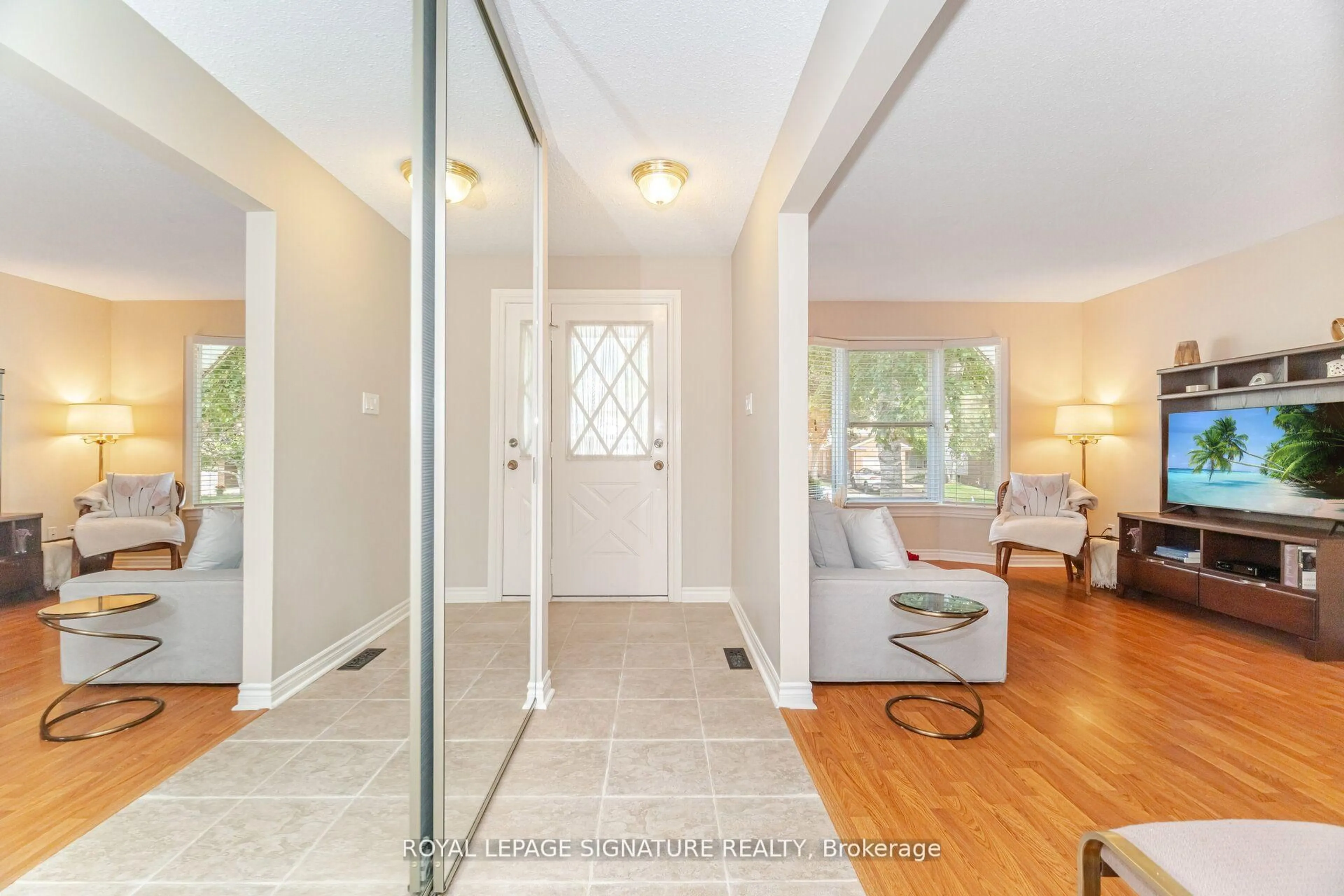 Indoor entryway for 4204 Wheelwright Cres, Mississauga Ontario L5L 2X6