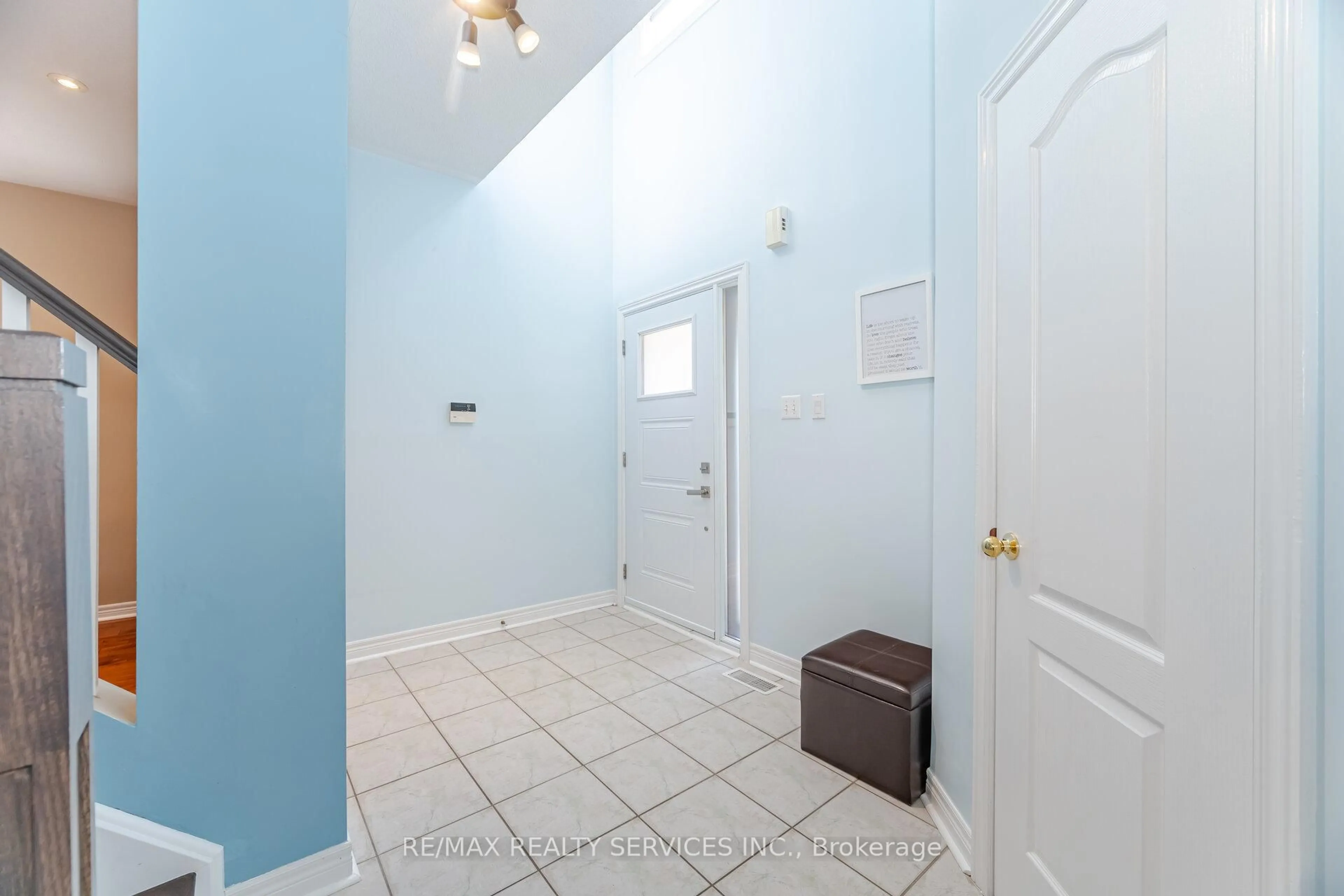 Indoor entryway for 5 Melrose Gdns, Brampton Ontario L7A 1J7