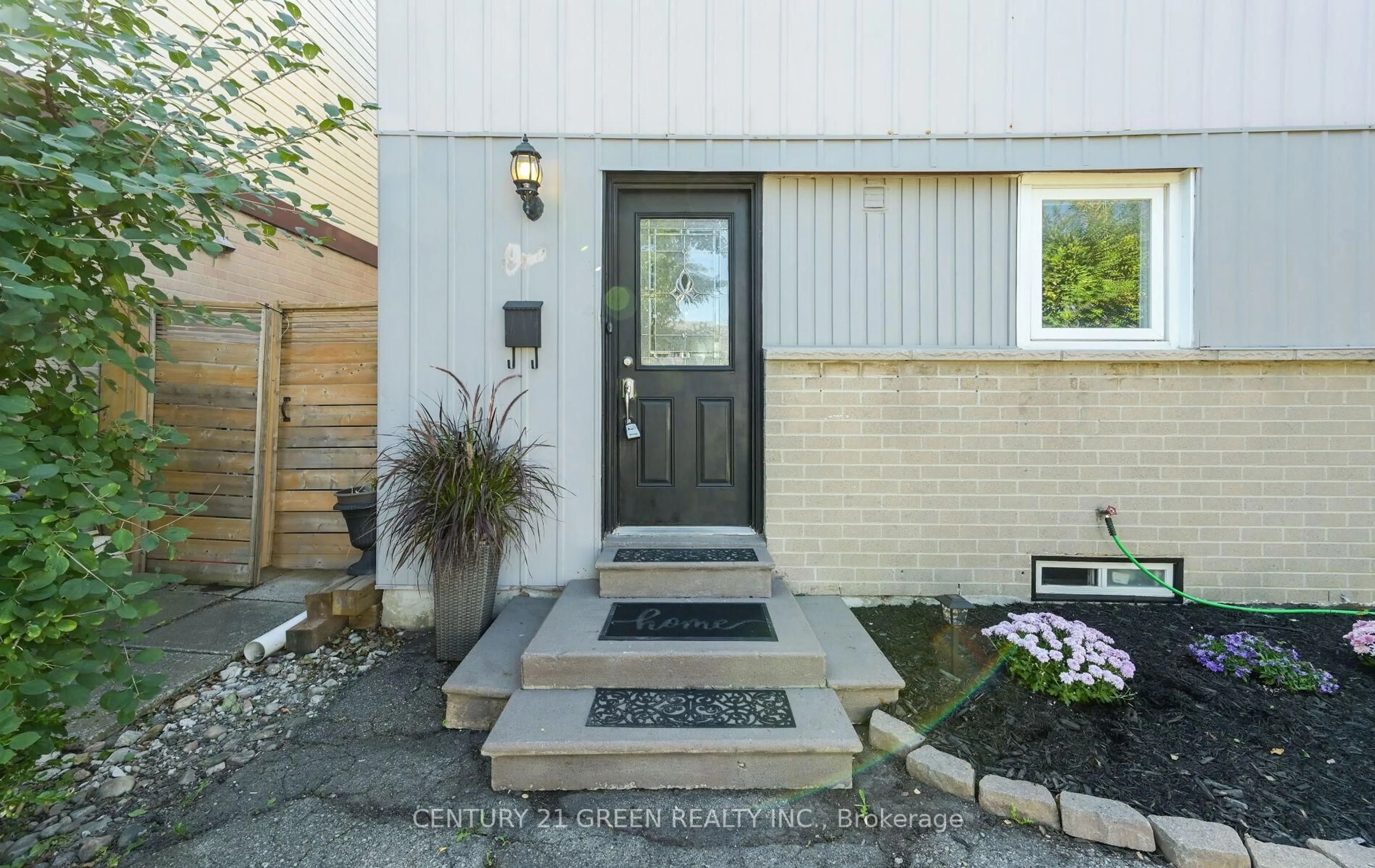 Indoor entryway for 1 Greenarrow Crt, Brampton Ontario L6S 2K1