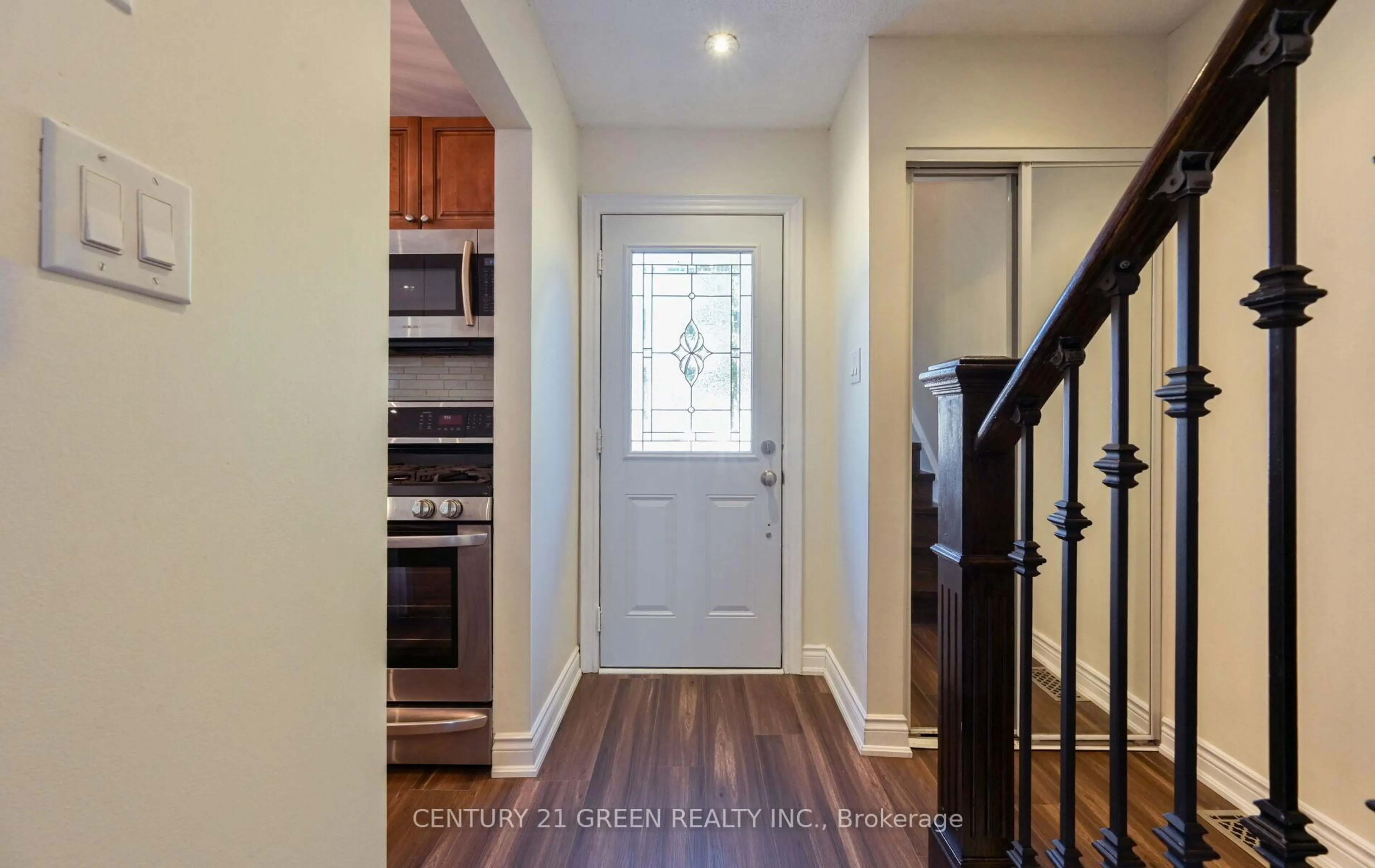 Indoor entryway for 1 Greenarrow Crt, Brampton Ontario L6S 2K1