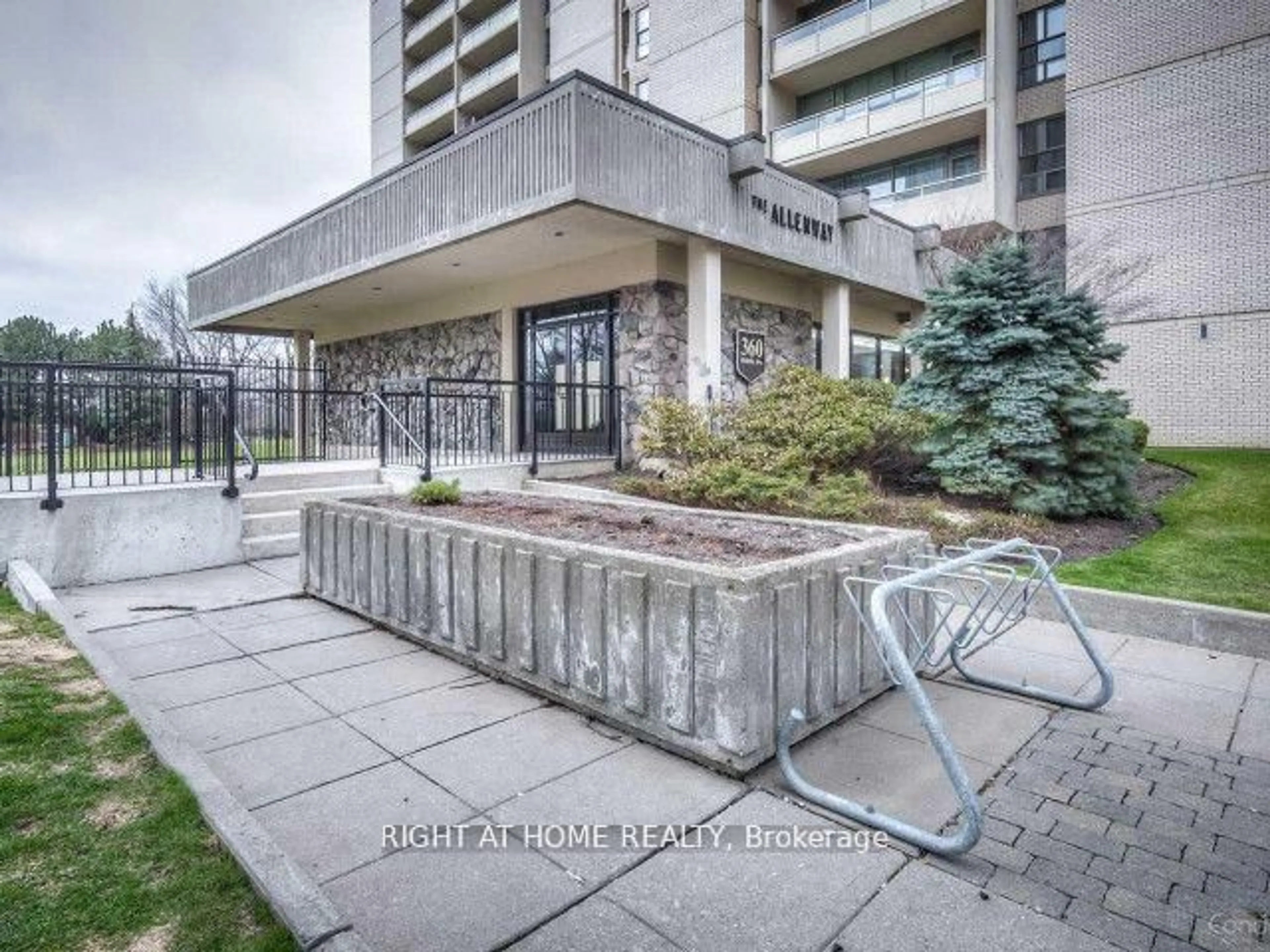 Patio, building for 360 Ridelle Ave #1812, Toronto Ontario M6B 1K1