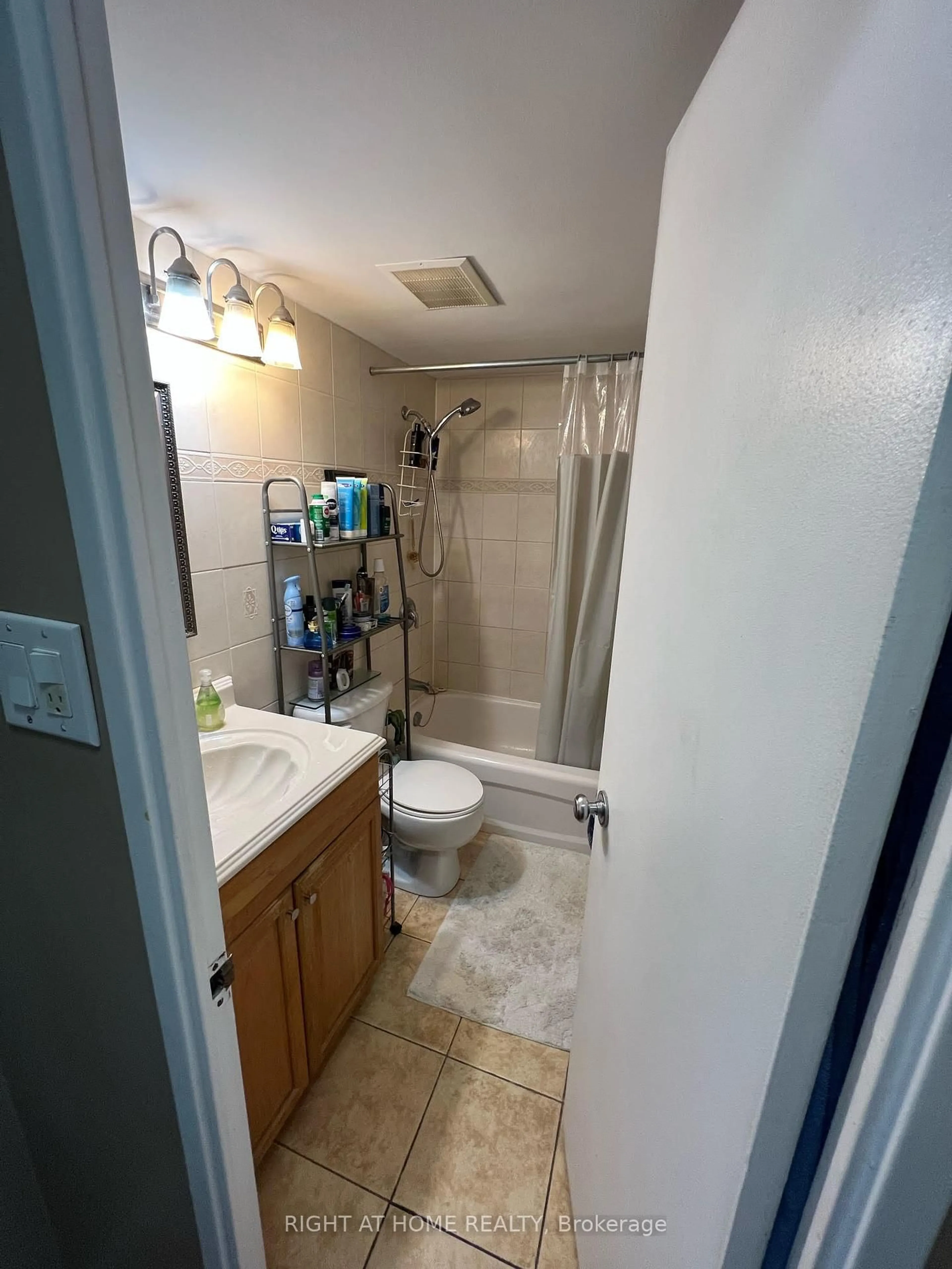 Standard bathroom, unknown for 360 Ridelle Ave #1812, Toronto Ontario M6B 1K1