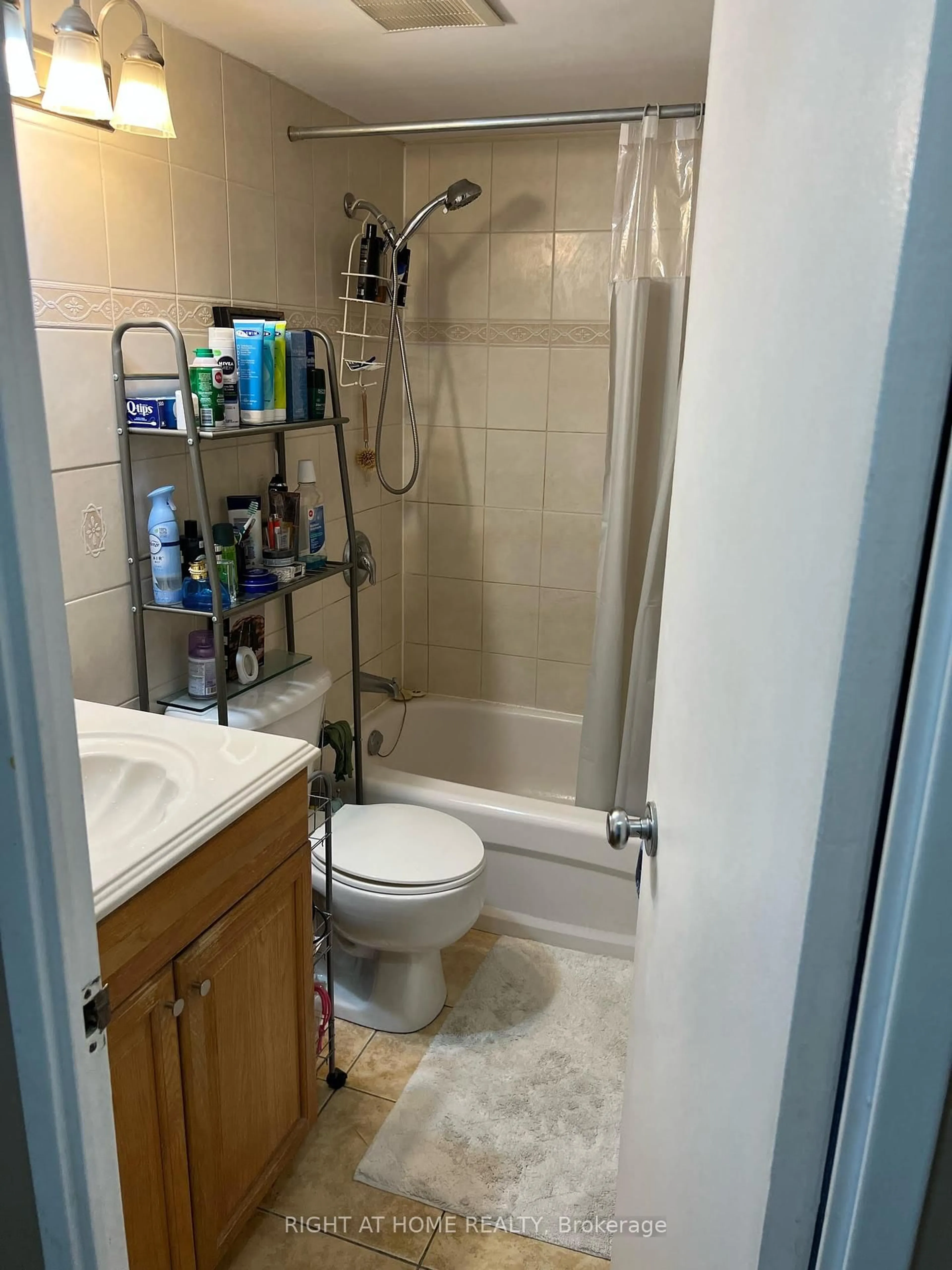 Standard bathroom, unknown for 360 Ridelle Ave #1812, Toronto Ontario M6B 1K1