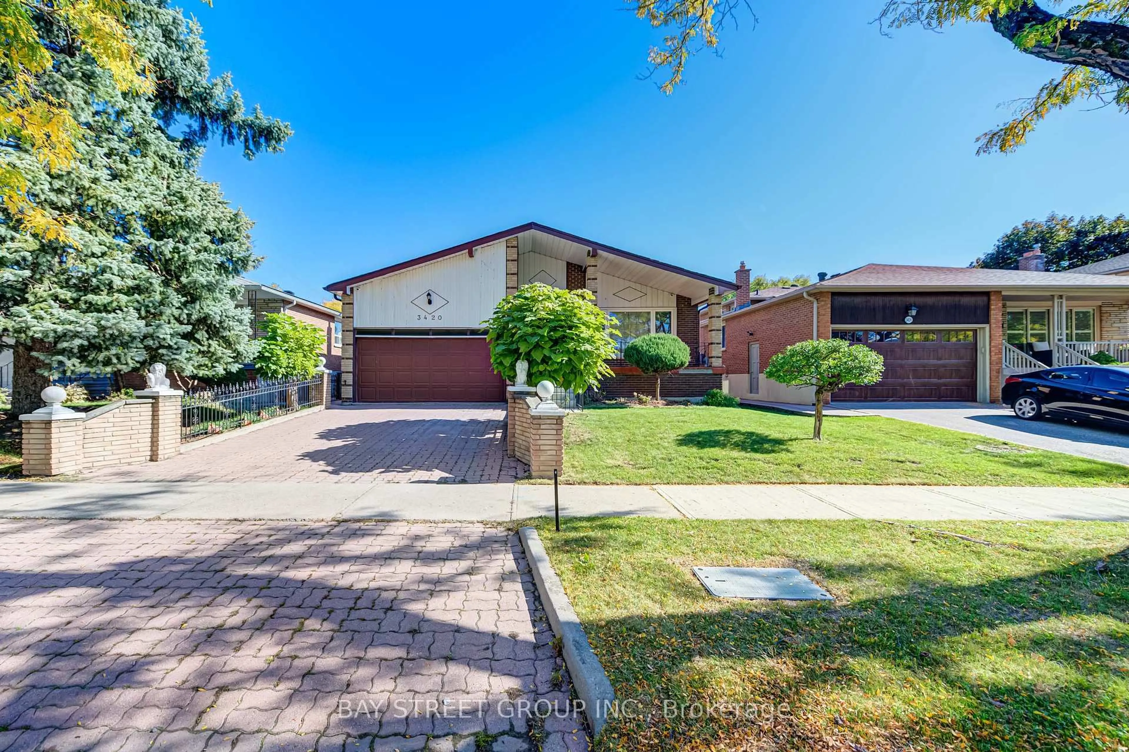 A pic from outside/outdoor area/front of a property/back of a property/a pic from drone, street for 3420 Charmaine Hts, Mississauga Ontario L5A 3C1