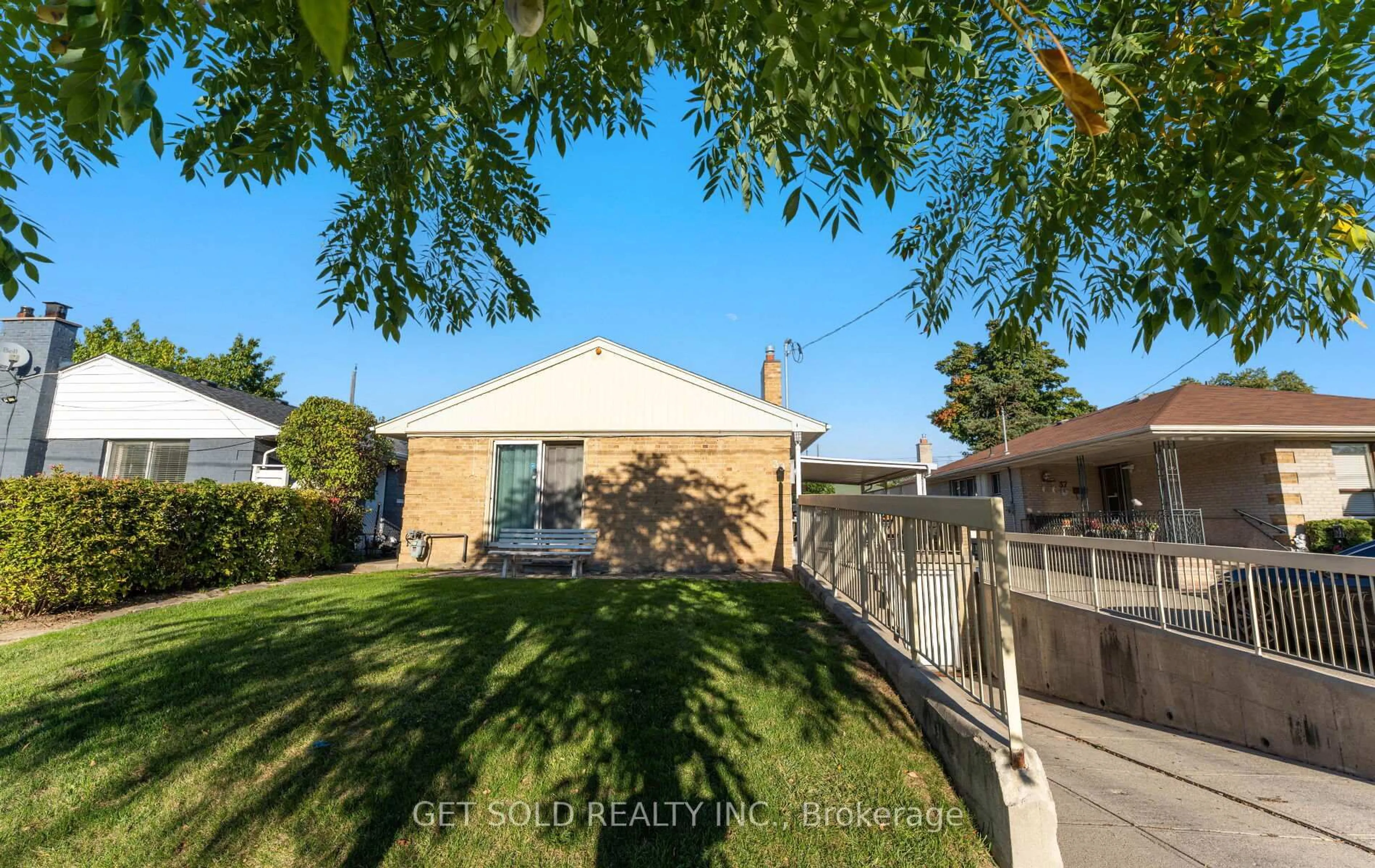 A pic from outside/outdoor area/front of a property/back of a property/a pic from drone, street for 39 Pakenham Dr, Toronto Ontario M9W 4B2