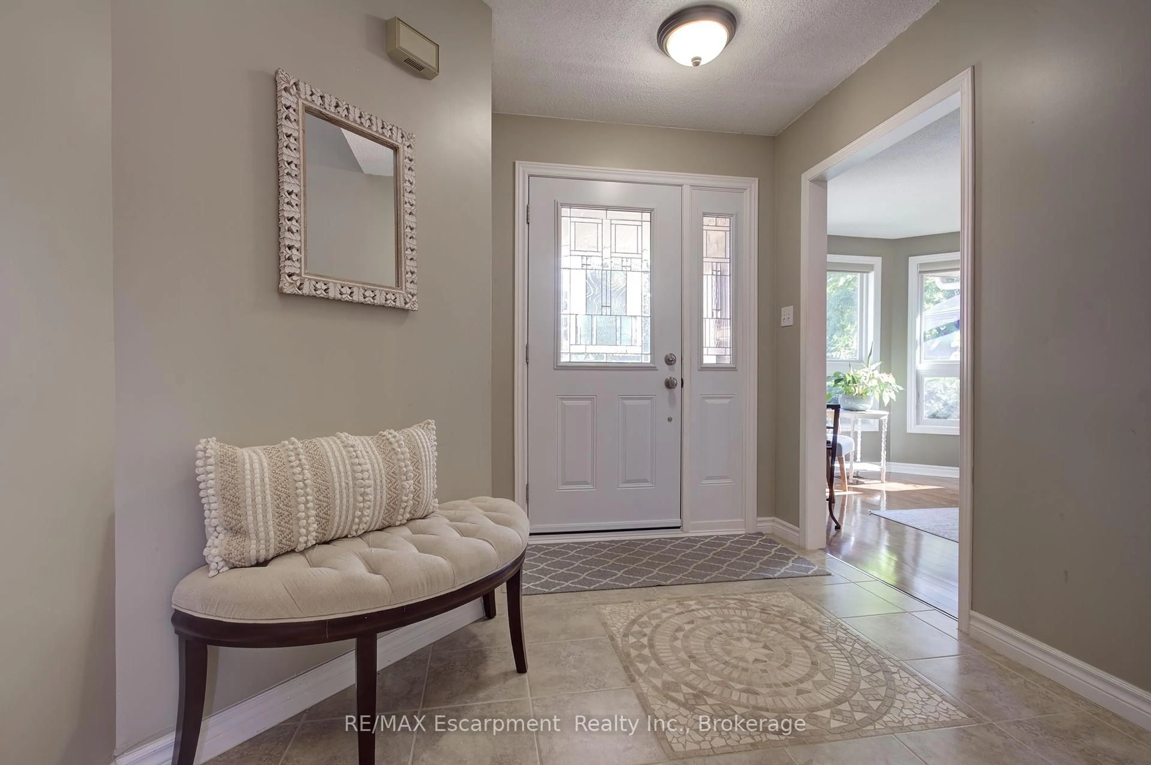 Indoor entryway for 3415 Bristol Dr, Burlington Ontario L7M 1Z2