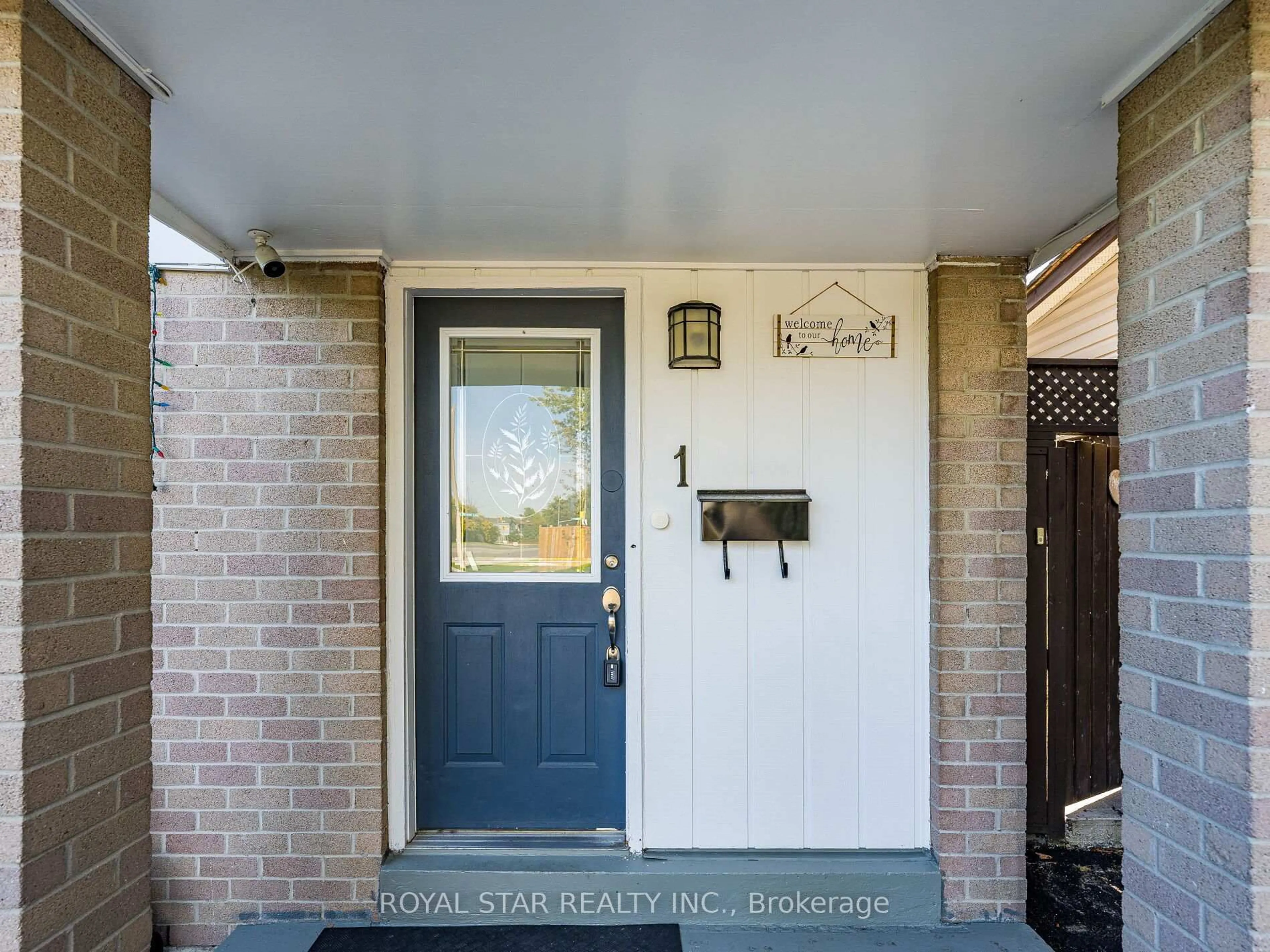 Indoor entryway for 1 Gold Finch Crt, Brampton Ontario L6S 2K7