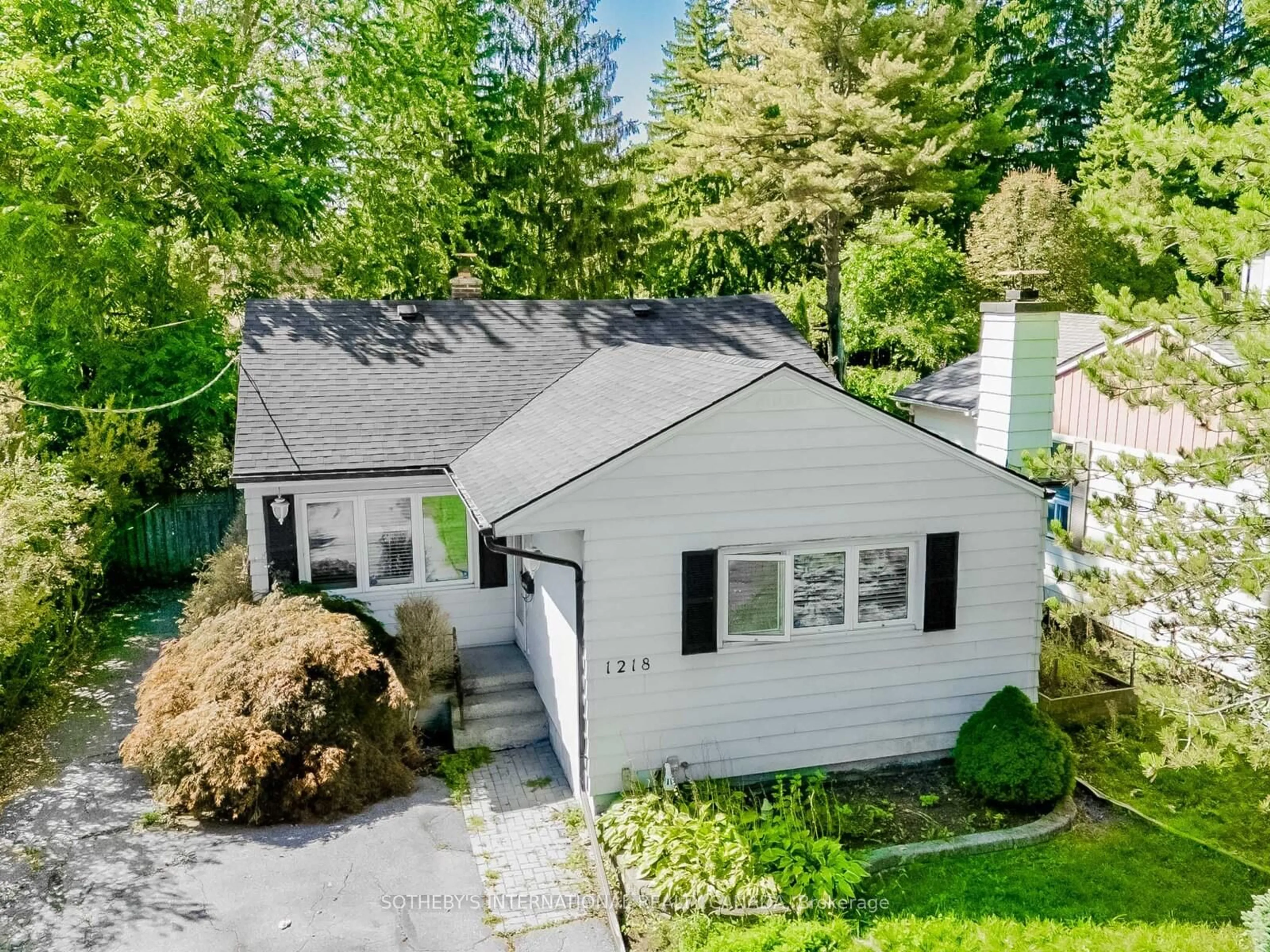 A pic from outside/outdoor area/front of a property/back of a property/a pic from drone, street for 1218 Lakebreeze Dr, Mississauga Ontario L5G 3W6