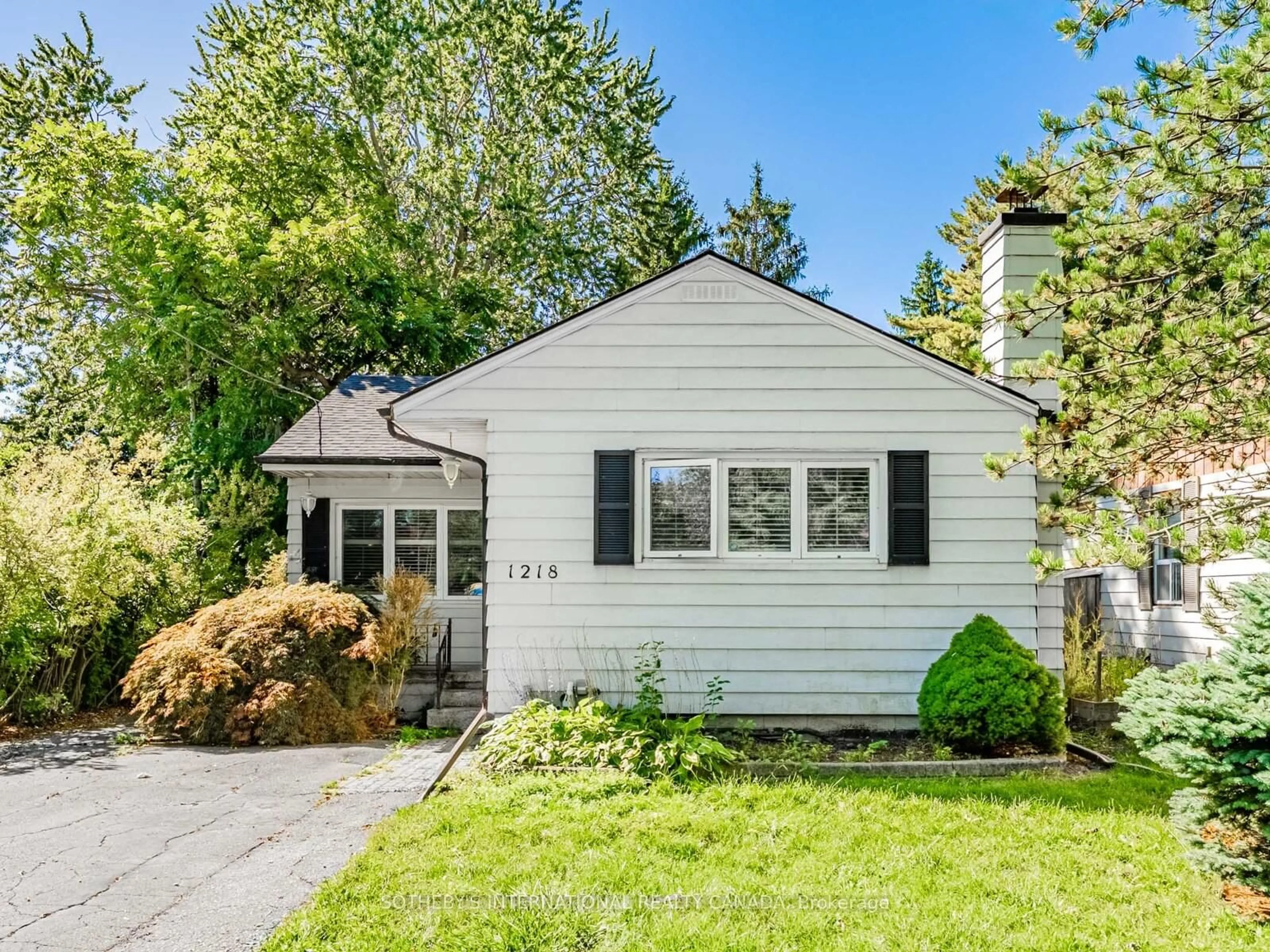 Home with vinyl exterior material, street for 1218 Lakebreeze Dr, Mississauga Ontario L5G 3W6