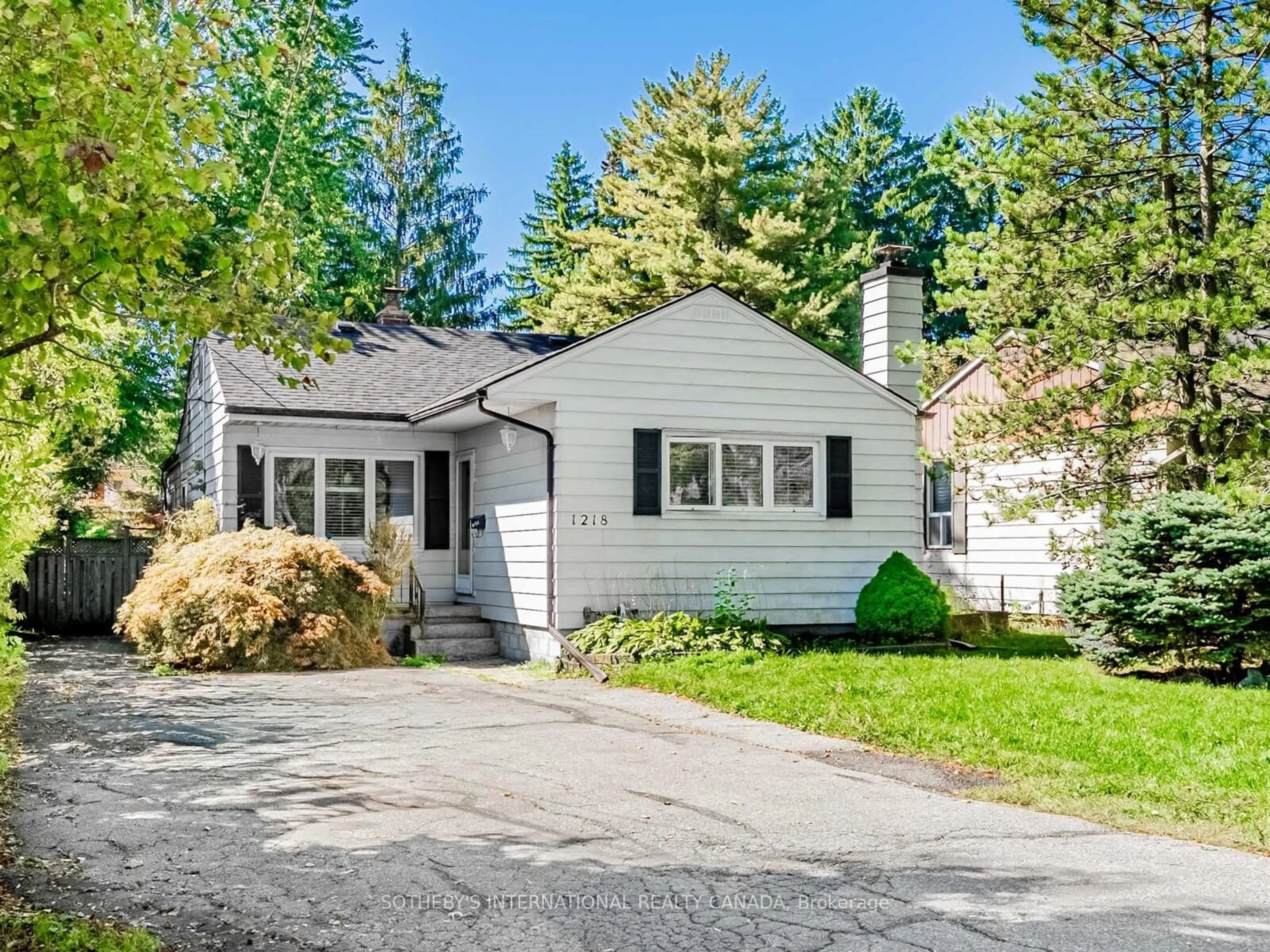 Home with vinyl exterior material, street for 1218 Lakebreeze Dr, Mississauga Ontario L5G 3W6