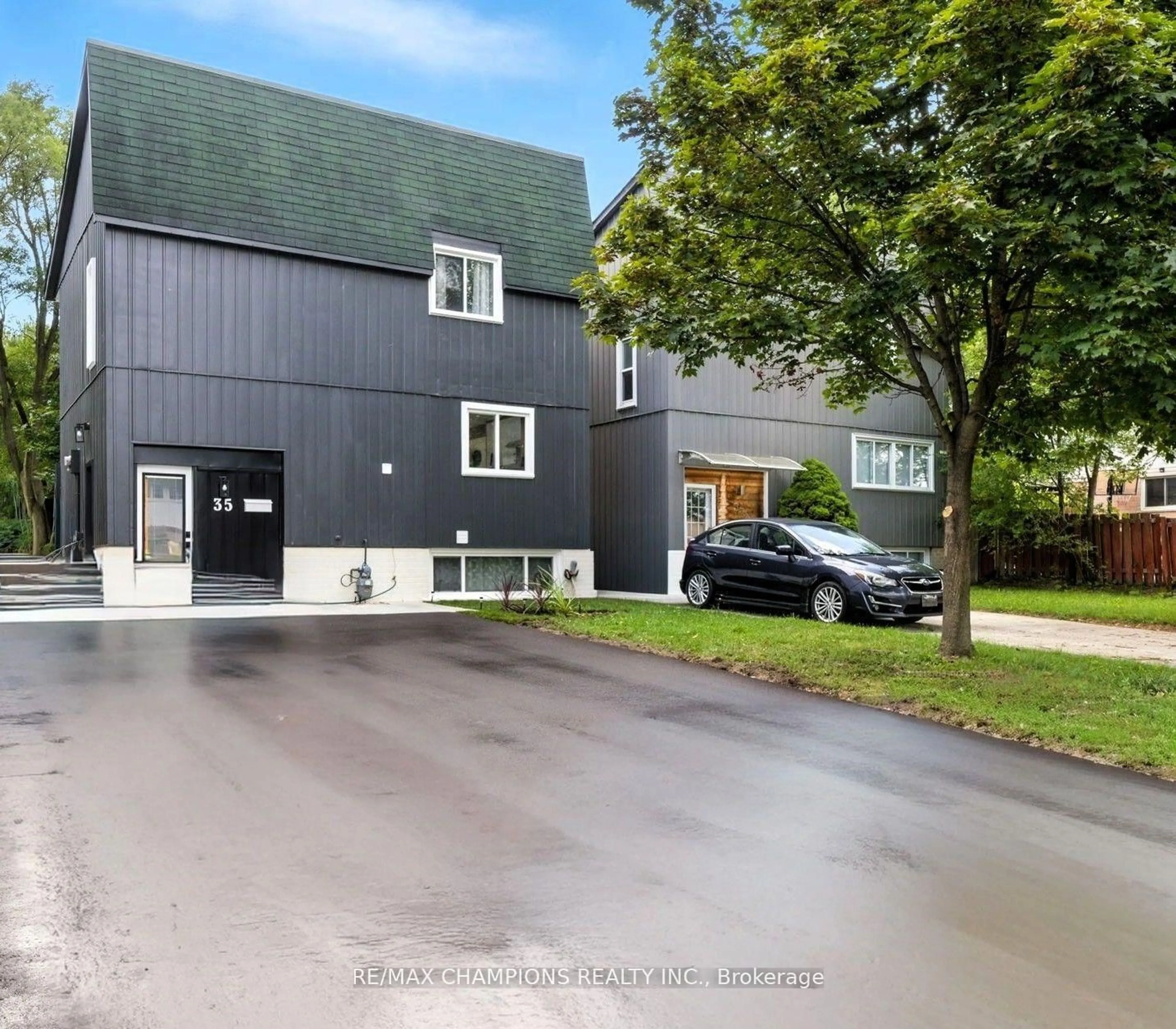 A pic from outside/outdoor area/front of a property/back of a property/a pic from drone, street for 35 Hercules Crt, Brampton Ontario L6S 1X6