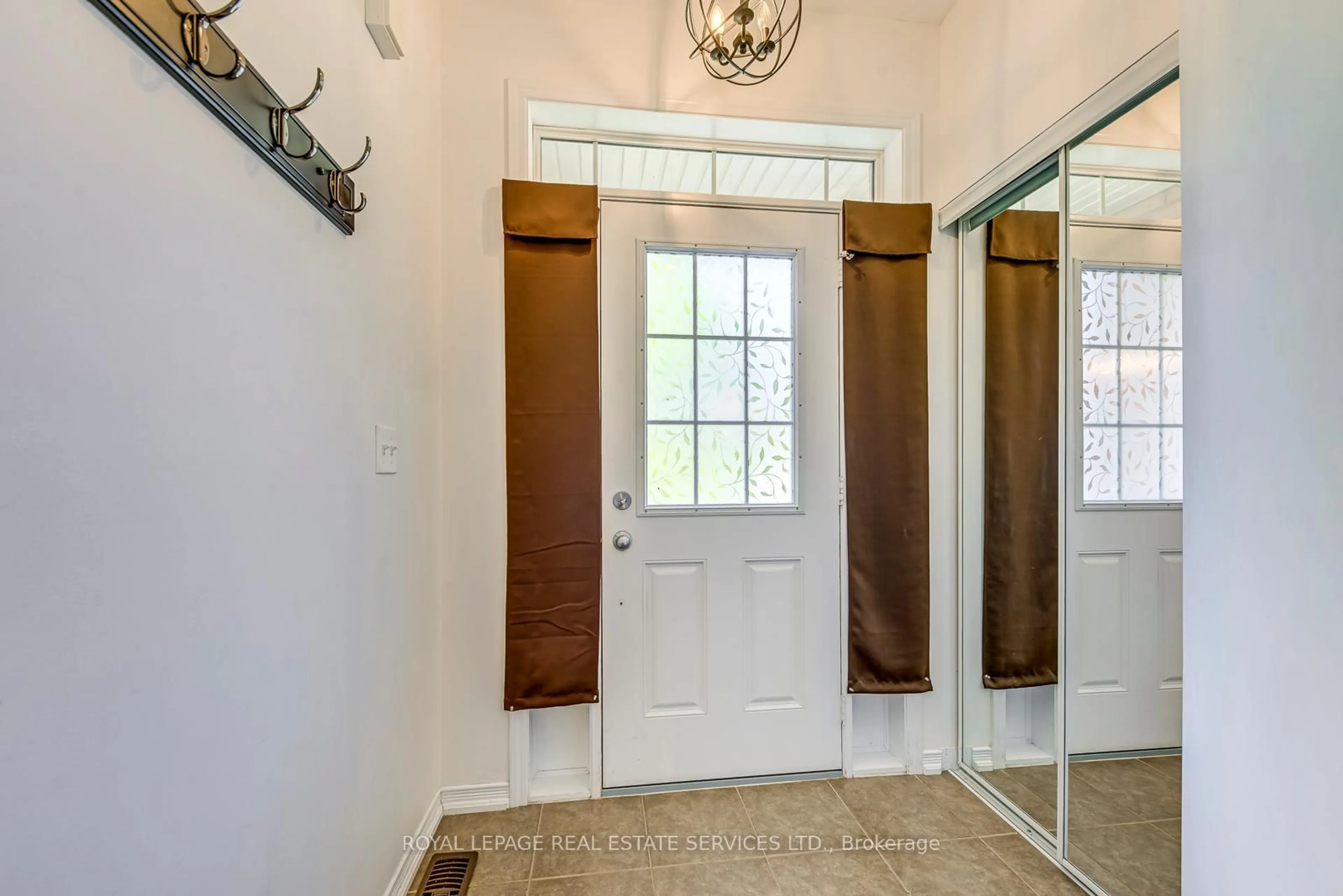 Indoor entryway for 651 Farmstead Dr #67, Milton Ontario L9T 7W2