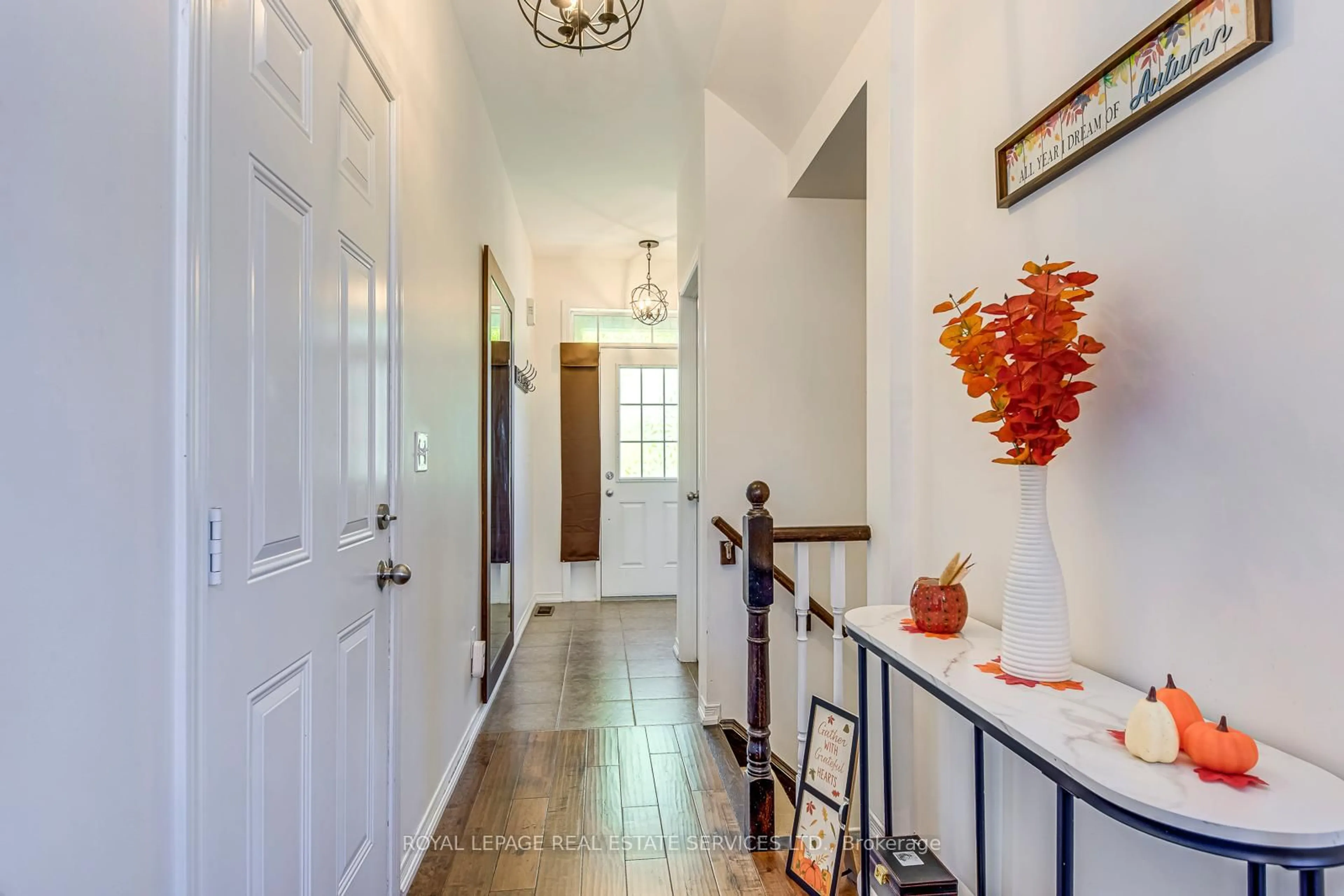 Indoor entryway for 651 Farmstead Dr #67, Milton Ontario L9T 7W2