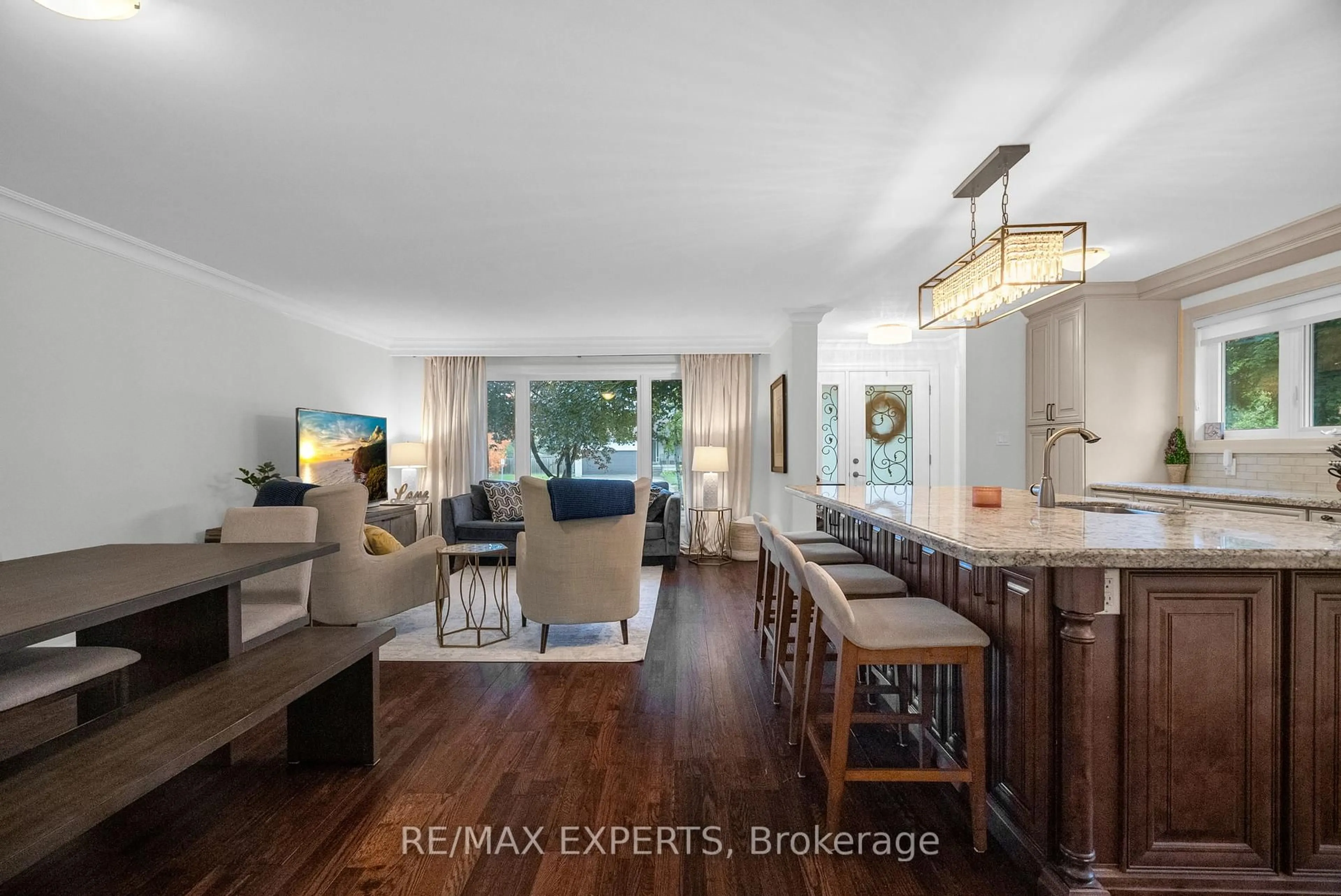 Open concept kitchen, wood/laminate floor for 173 Kingsview Dr, Caledon Ontario L7E 3W8