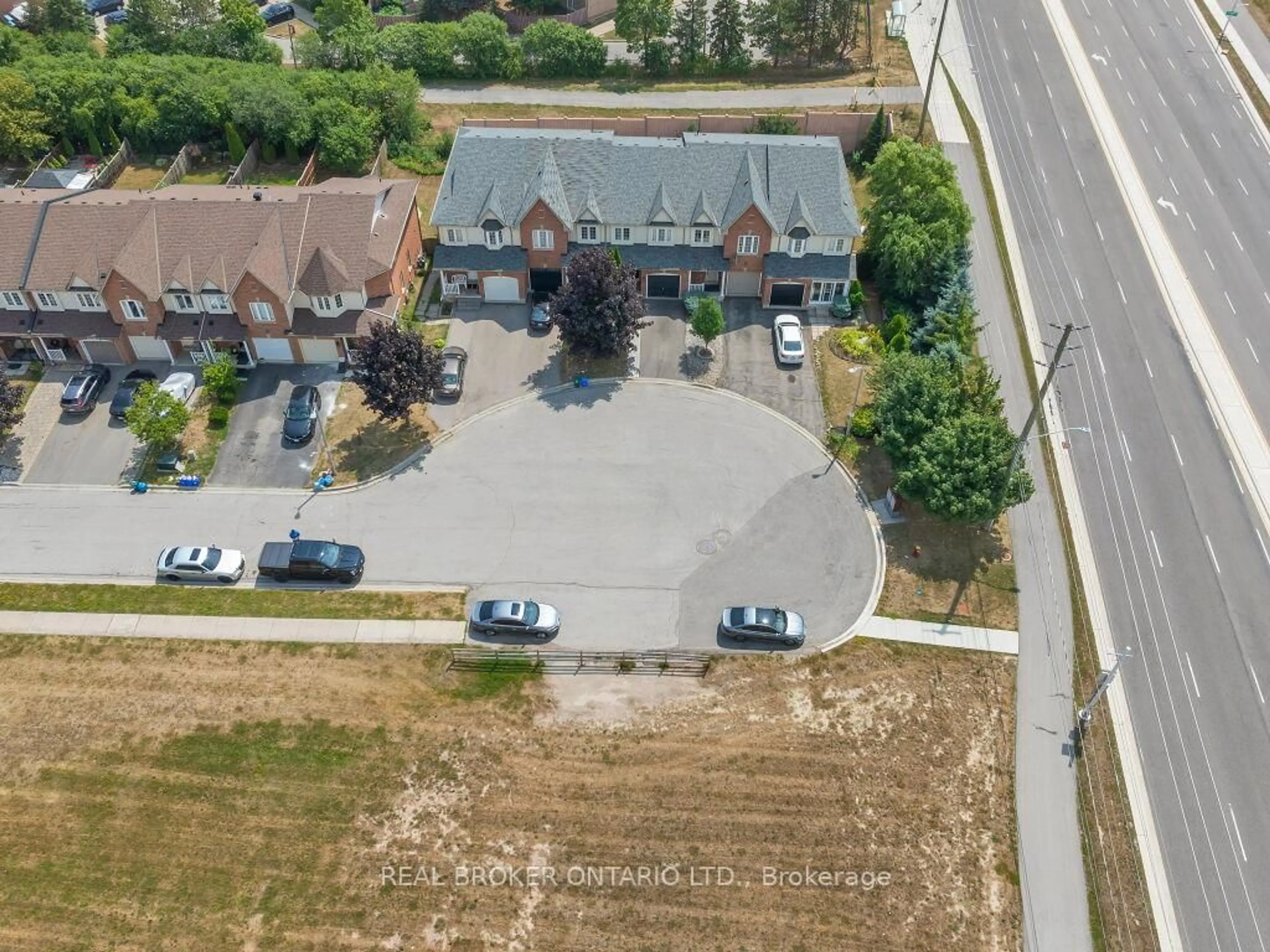 A pic from outside/outdoor area/front of a property/back of a property/a pic from drone, street for 332 Riverstone Dr, Oakville Ontario L6H 7M3