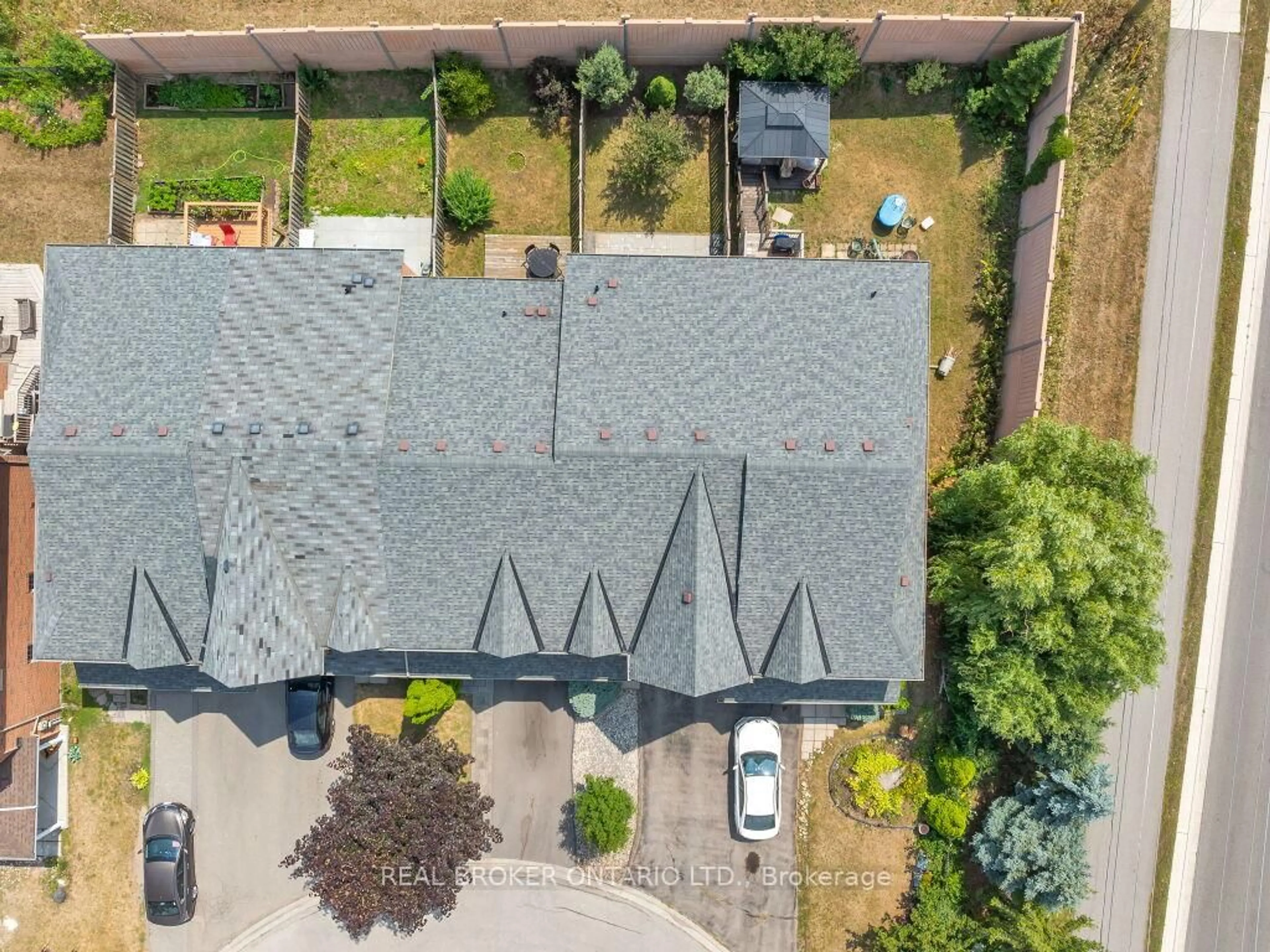 A pic from outside/outdoor area/front of a property/back of a property/a pic from drone, street for 332 Riverstone Dr, Oakville Ontario L6H 7M3