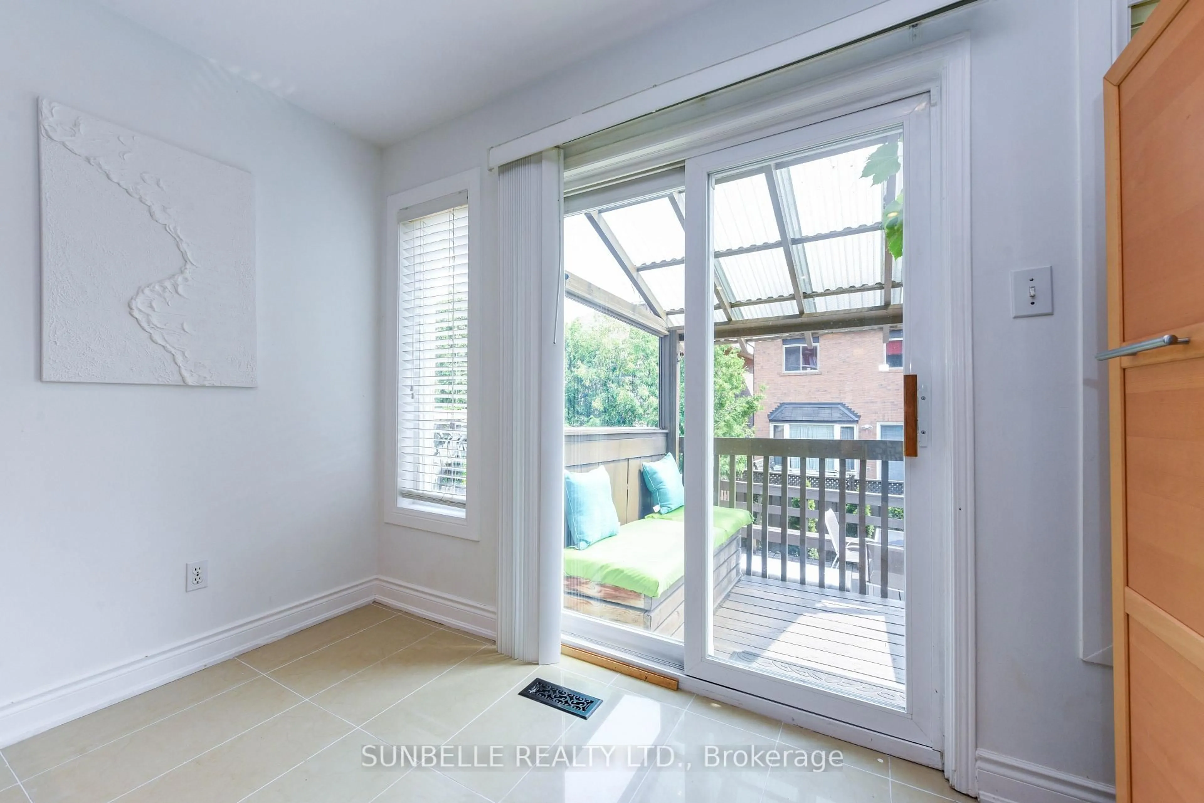 A pic of a room for 3826 Allcroft Rd, Mississauga Ontario L5N 6V6