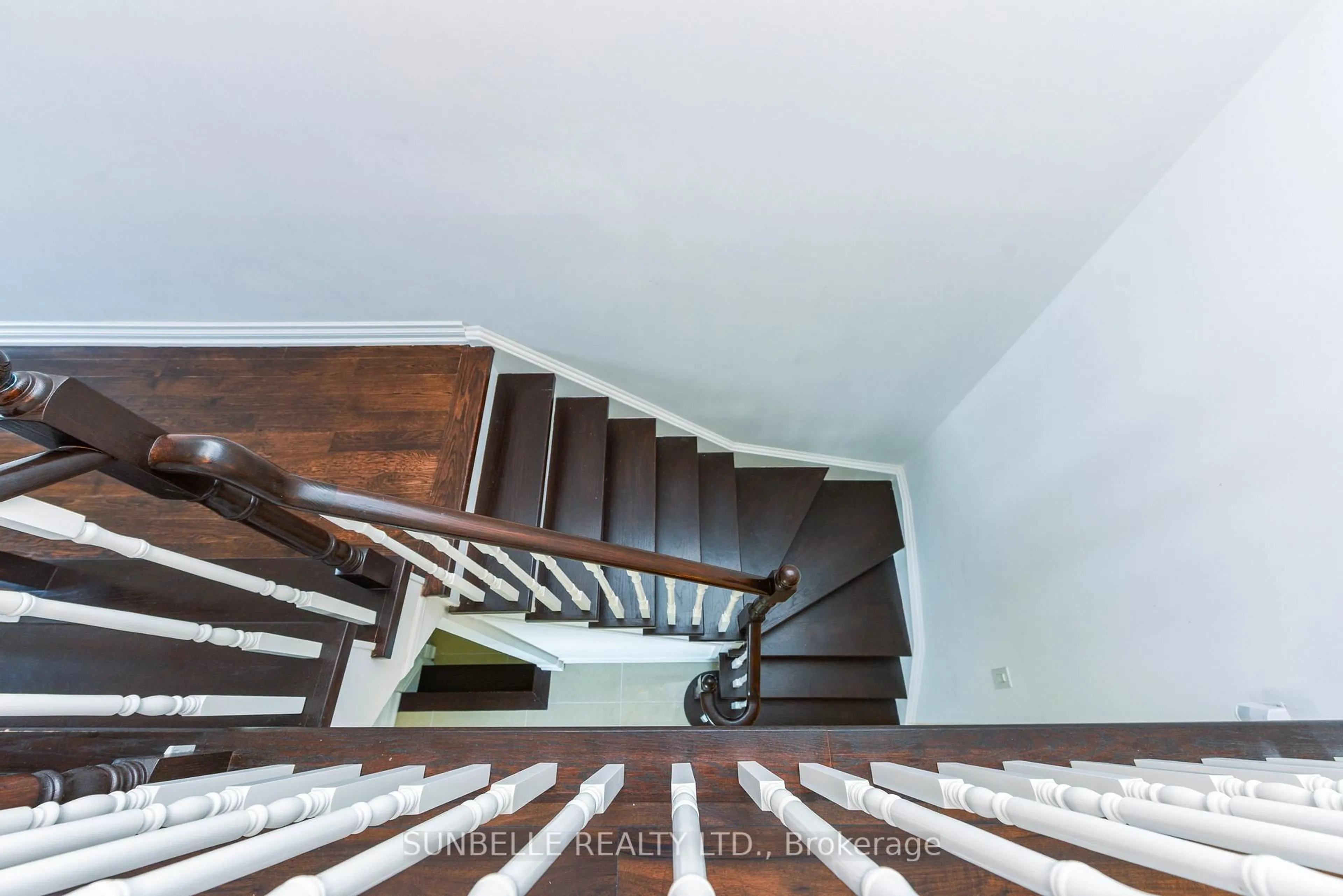 Stairs for 3826 Allcroft Rd, Mississauga Ontario L5N 6V6