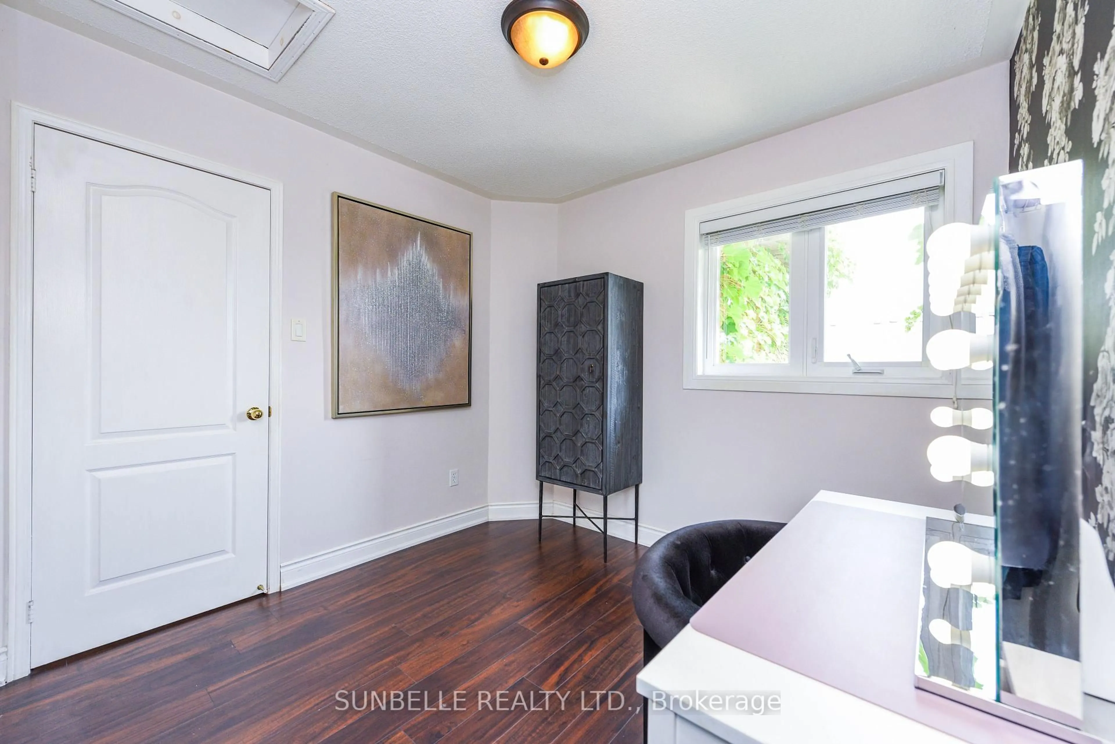 A pic of a room for 3826 Allcroft Rd, Mississauga Ontario L5N 6V6